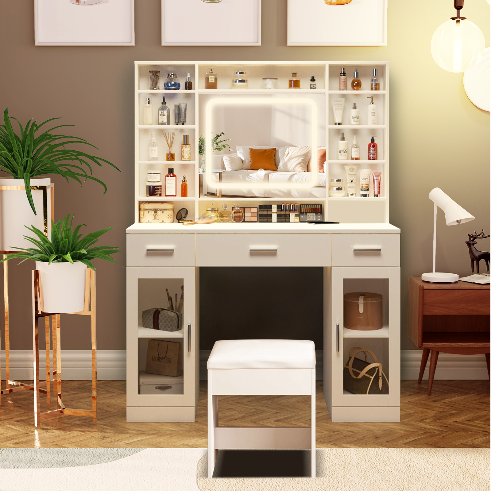 Schminktisch mit Spiegel, Regalen und Schubladen. Inklusive Hocker und Pflanze.