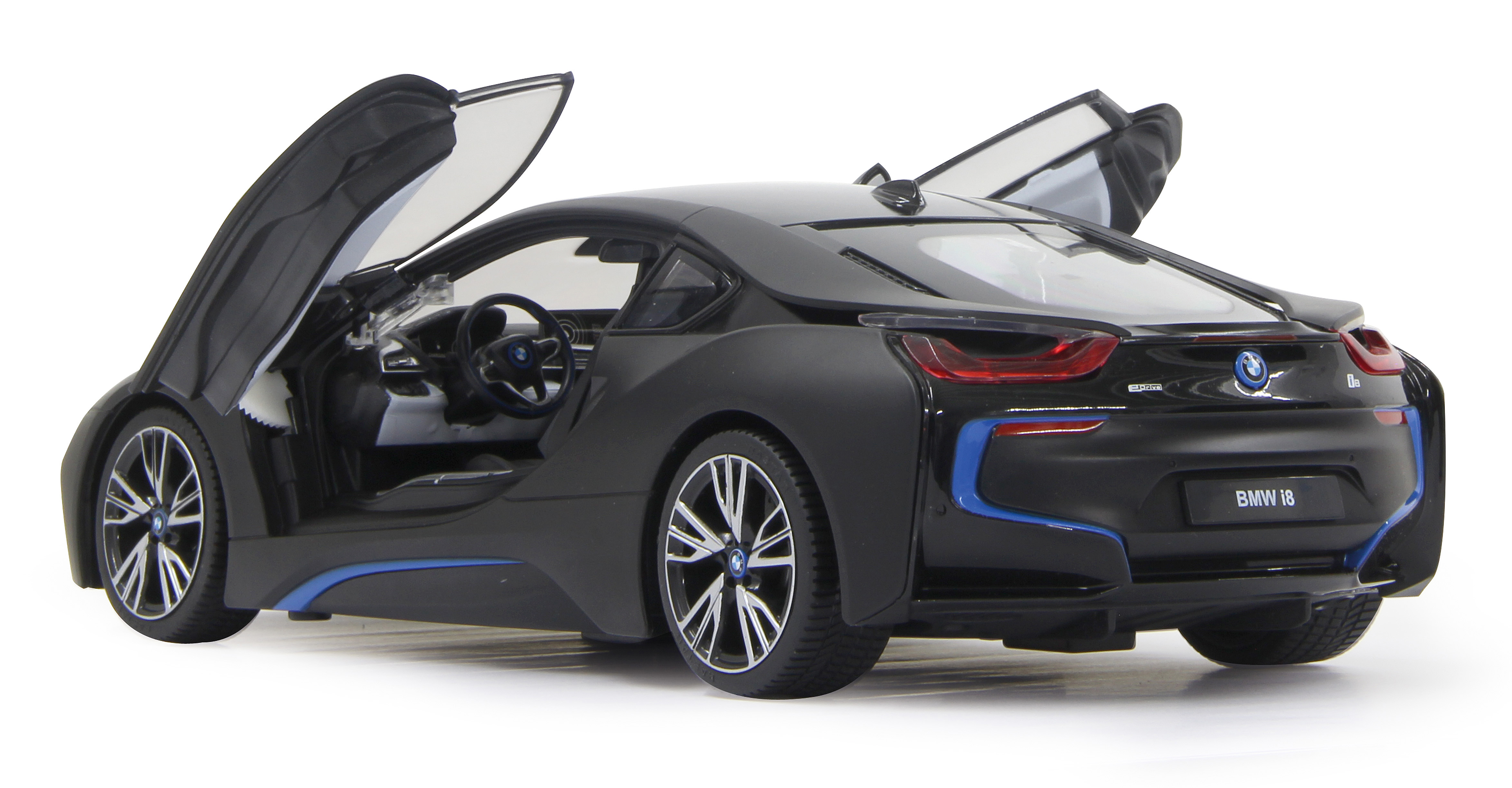 Czarny samochód zabawkowy BMW i8 z otwartymi drzwiami, odsłaniający wnętrze.