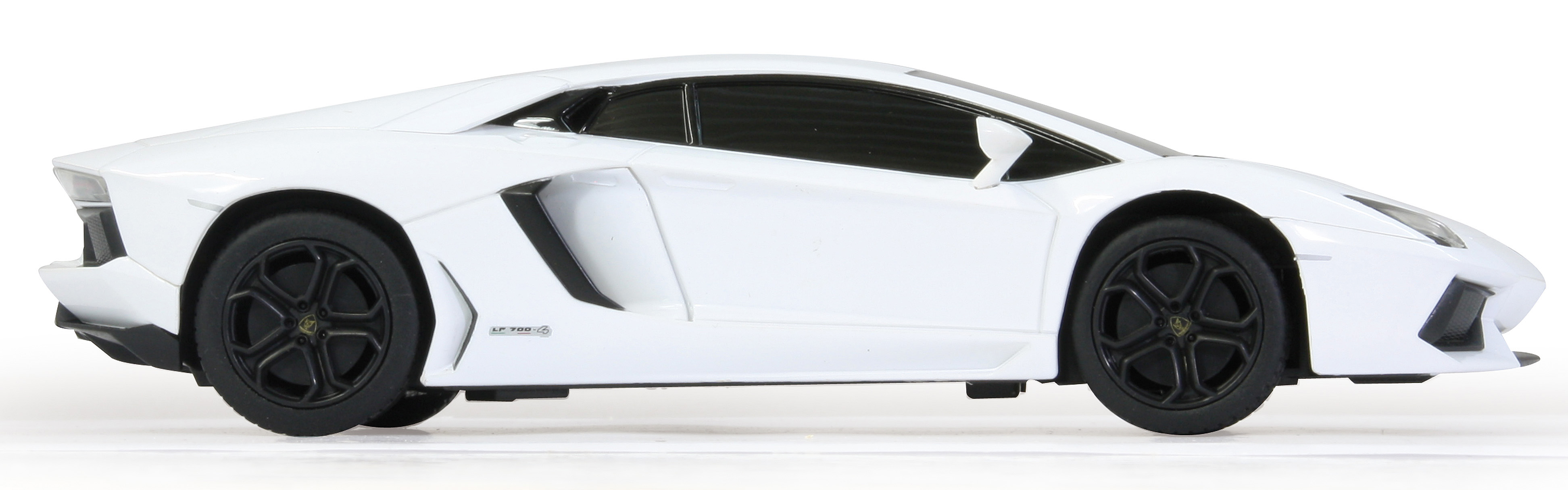 Biały samochód sportowy Lamborghini z czarnymi felgami, widok z boku, na białym tle.