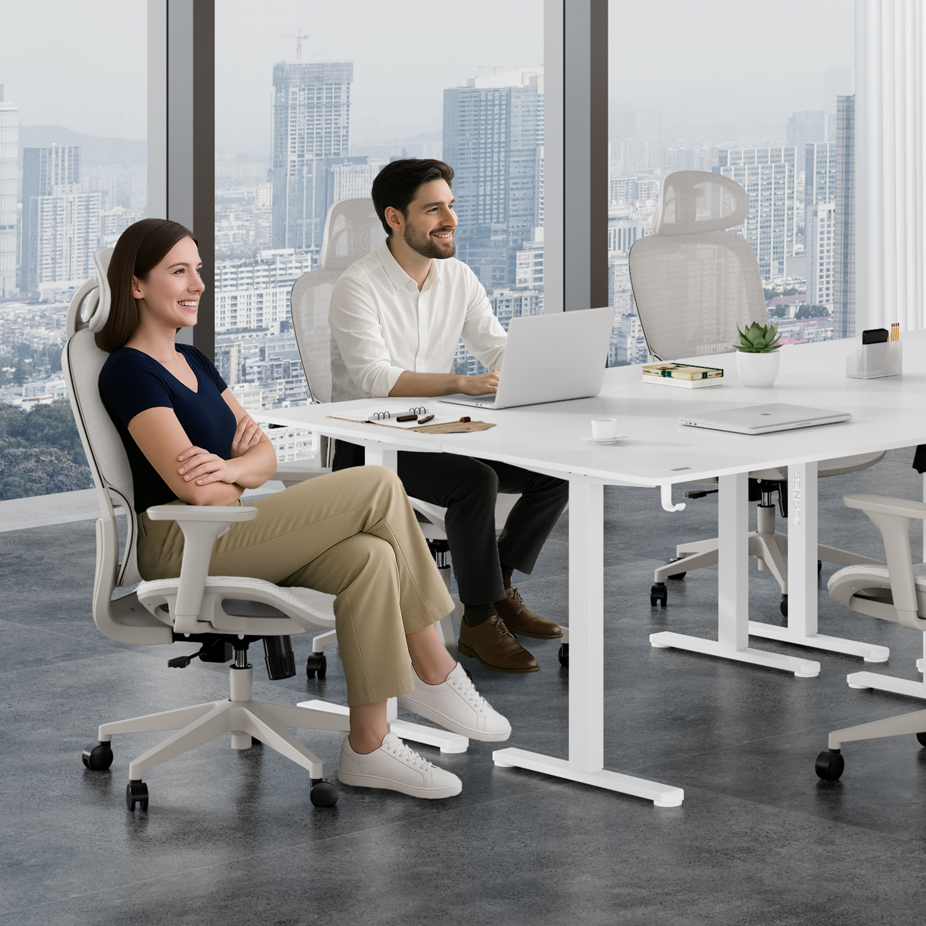 Due persone in un ambiente ufficio, un uomo con un laptop e una donna che guarda a sinistra.