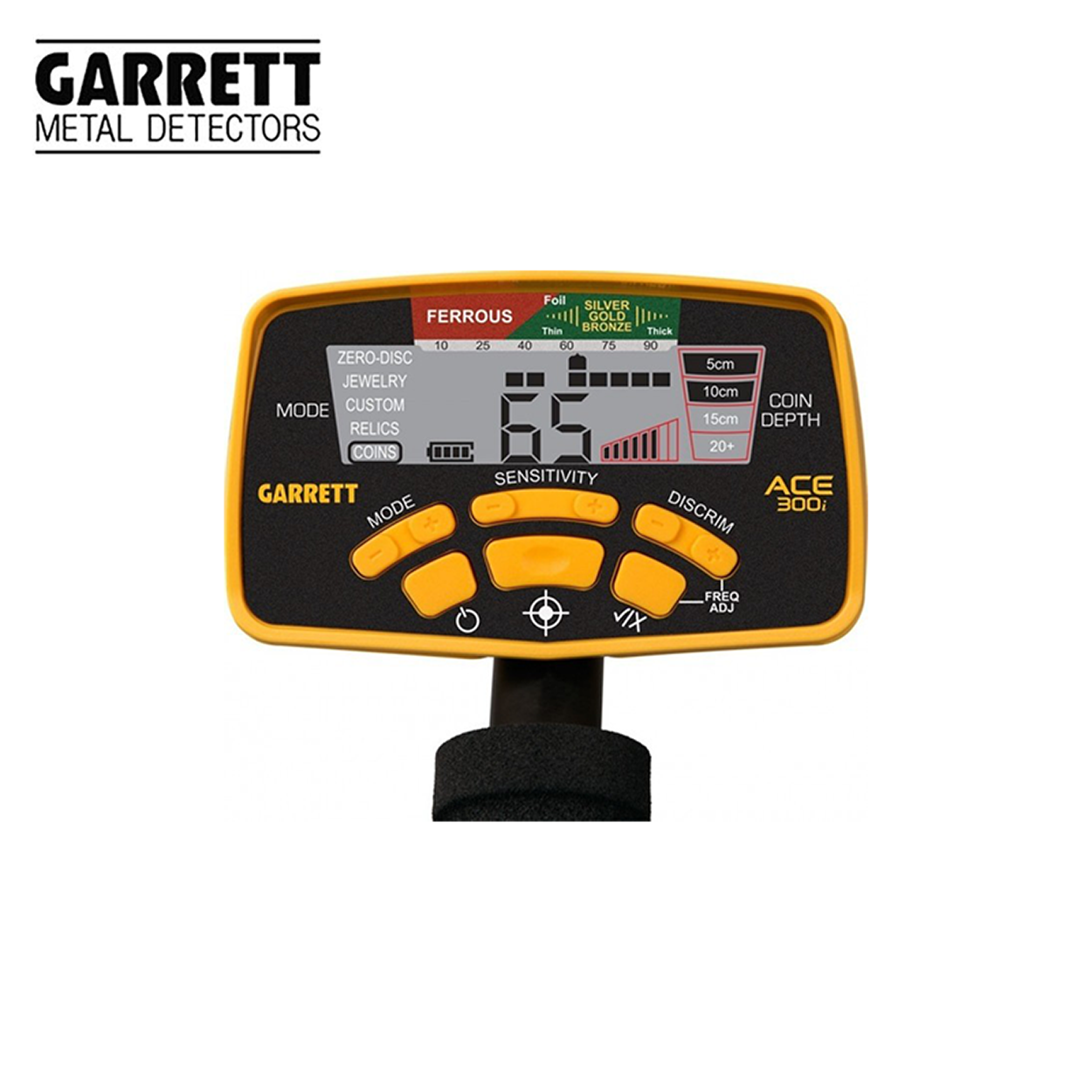 Pannello di controllo del metal detector Garrett con pulsanti e impostazioni di sensibilità.