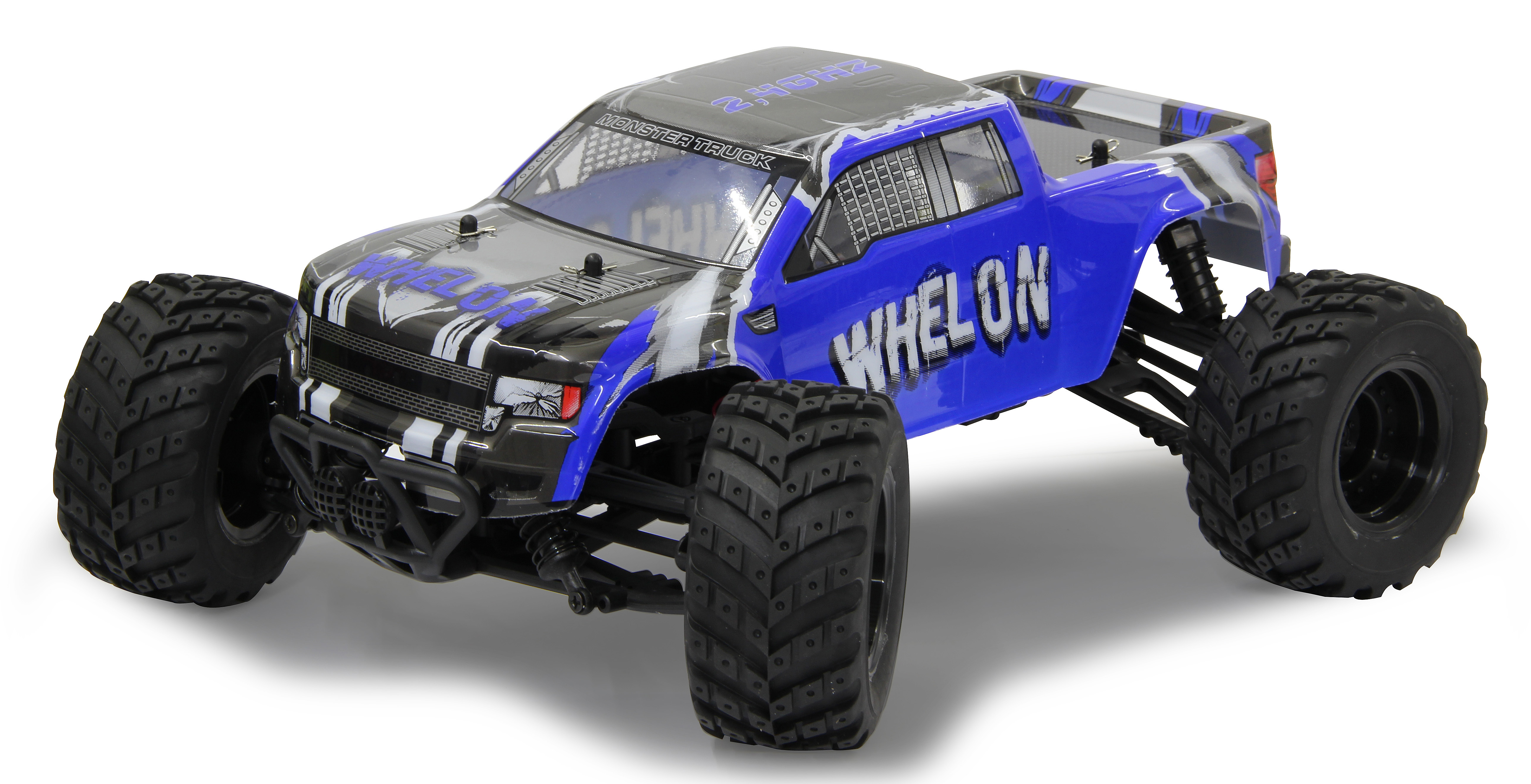 Blau-schwarzer RC Monstertruck auf weißem Hintergrund. Hat große Reifen.