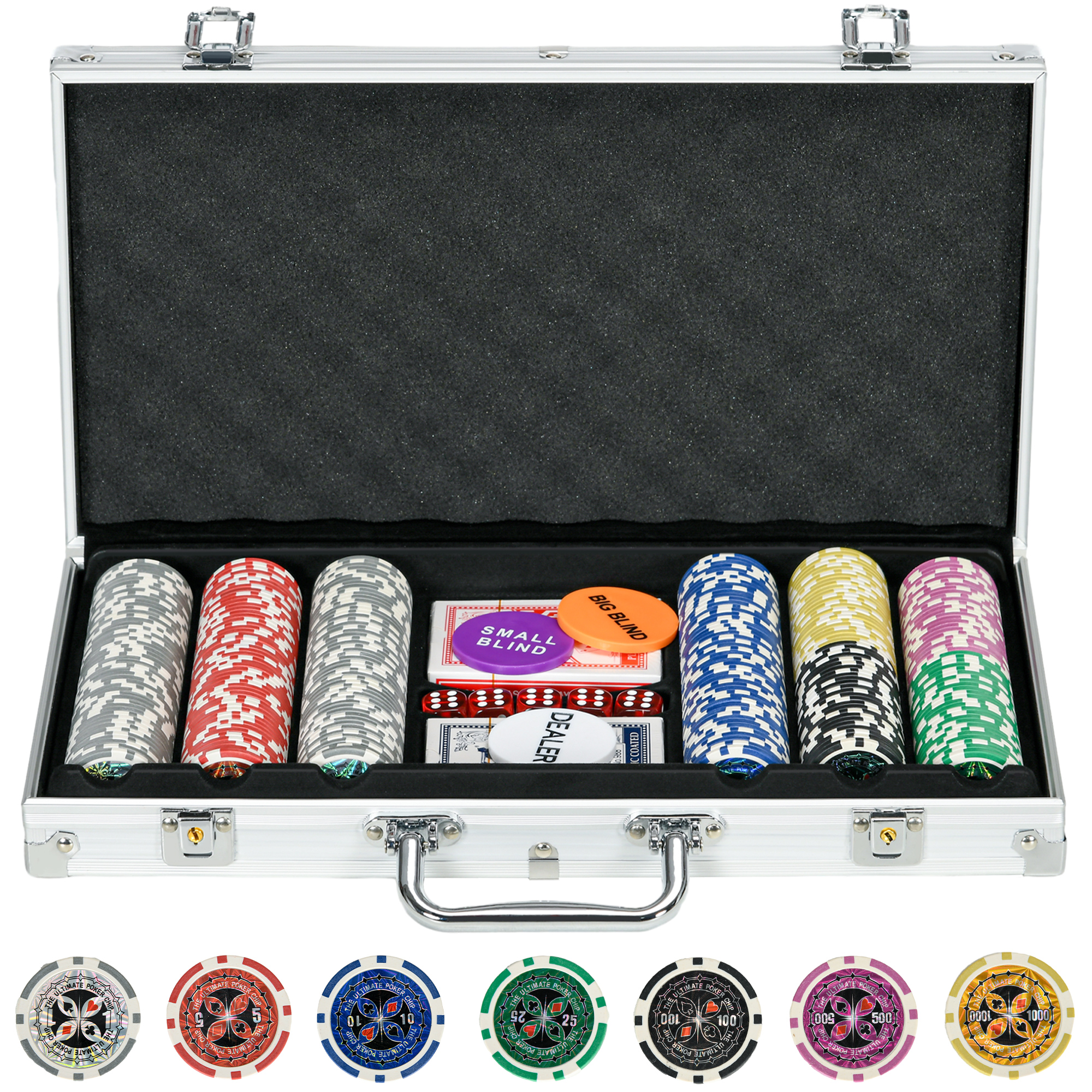 Un set da poker in una valigetta d'argento aperta, con fiches, carte e dadi, su sfondo bianco.