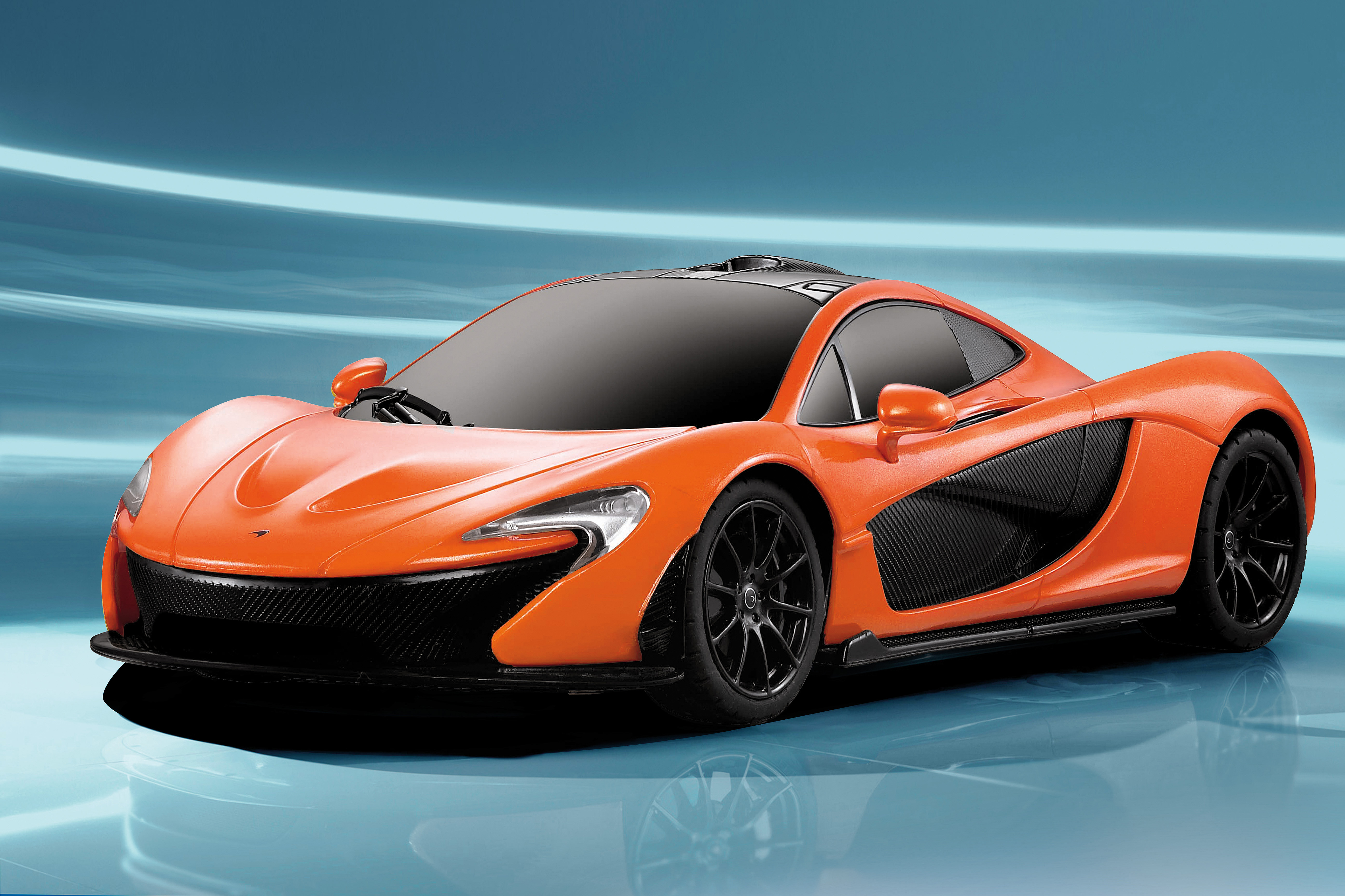 Orangener McLaren P1 auf blauem Hintergrund. Das Auto hat schwarze Räder und Details.