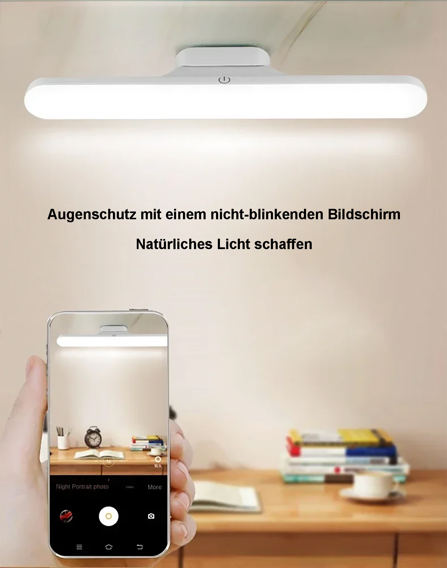 Eine Schreibtischszene mit einer Leuchte darüber und einem Telefon, das eine ähnliche beleuchtete Szene mit Büchern und einer Uhr zeigt.