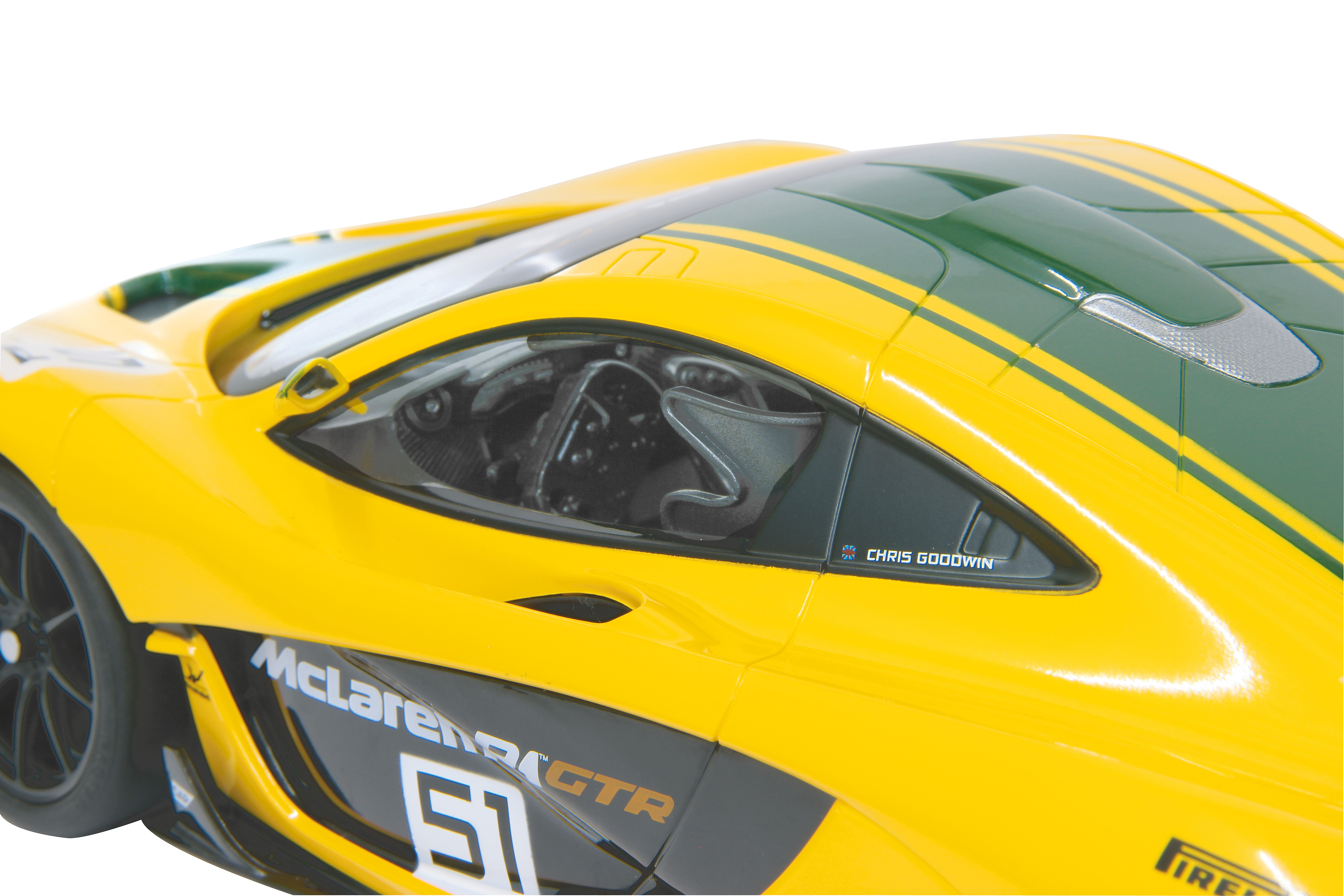 Ein gelber McLaren P1 GTR Rennwagen, der die Fahrerseite mit dem Namen 'CHRIS GOODWIN' zeigt.