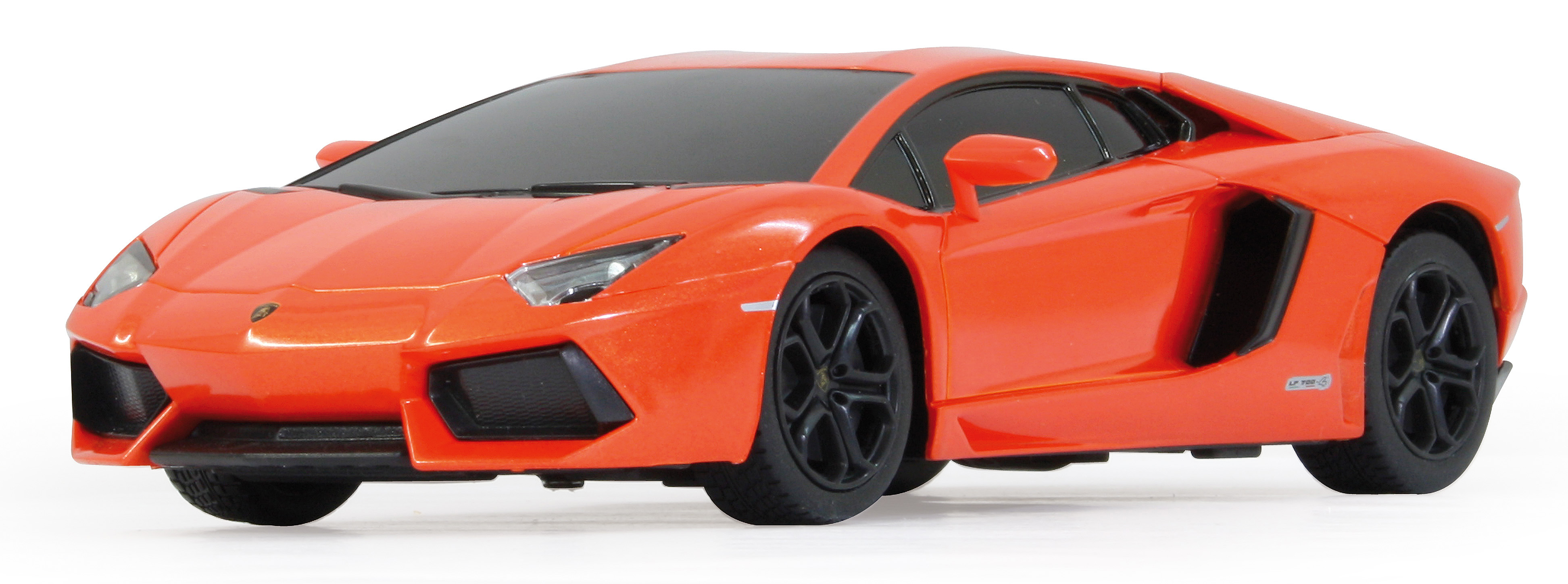 Ein orangefarbenes Lamborghini-Spielzeugauto, von vorne betrachtet, vor weißem Hintergrund.