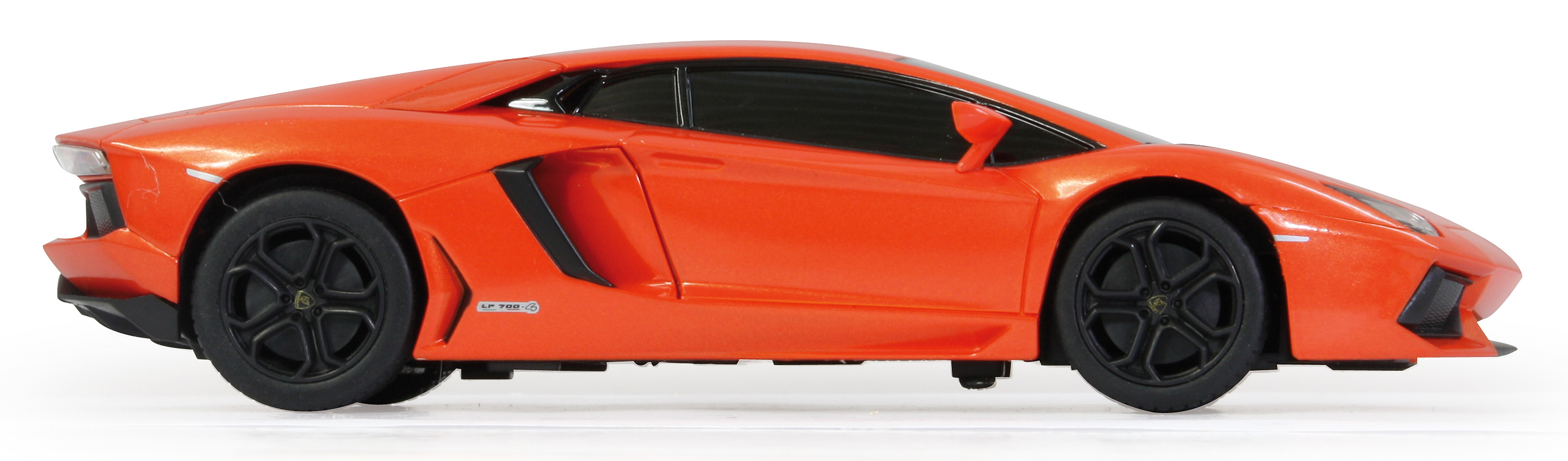 Oranger Lamborghini mit schwarzen Rädern auf weißem Hintergrund.