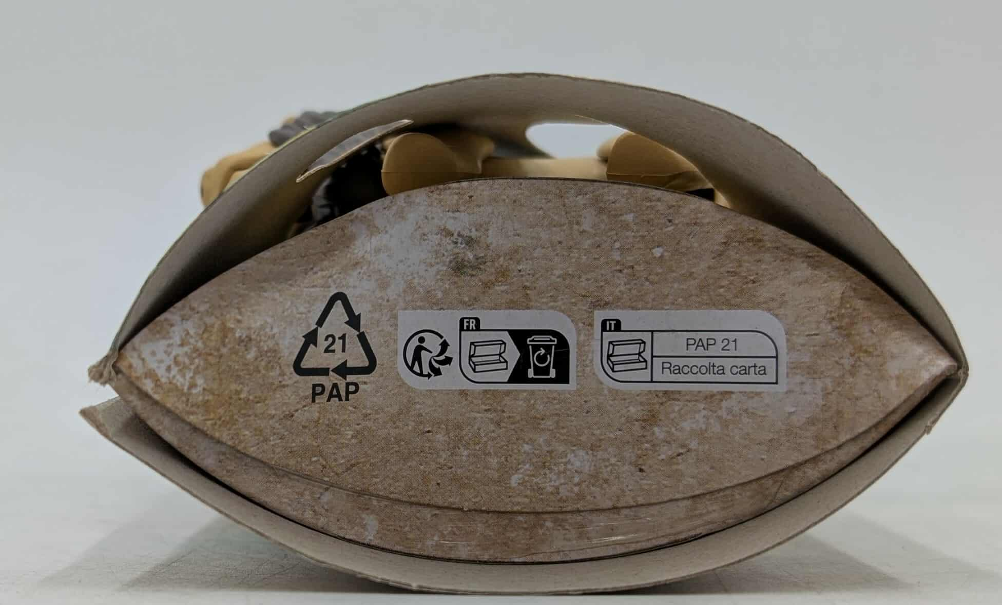 Kartonverpackung mit Recycling-Symbolen. Text und Symbole auf der Oberfläche sichtbar.