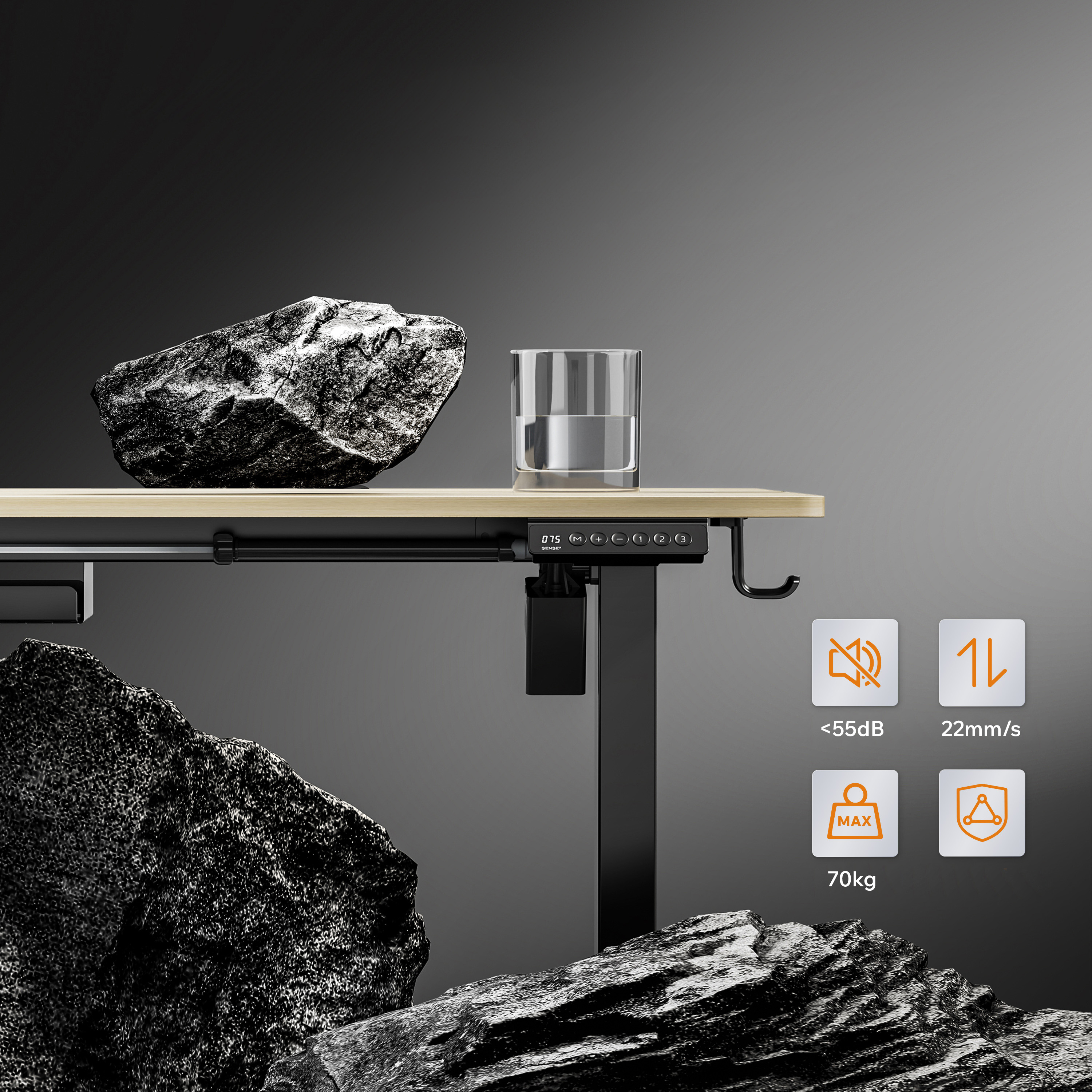 Een zwart bureau met een glas water, een steen en iconen. Het bureau heeft een houten blad en zwart frame.