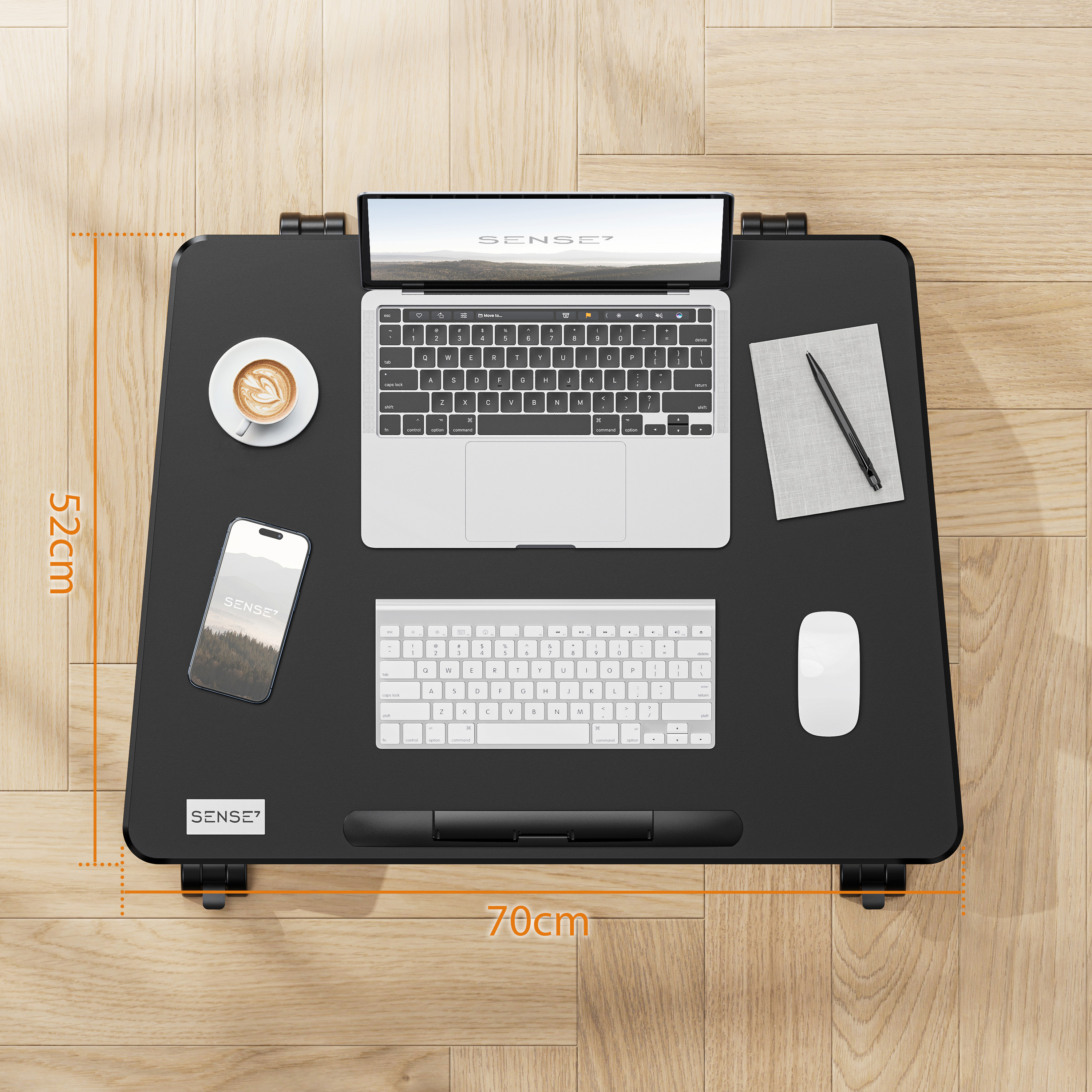 Ein schwarzer Schreibtisch mit Laptop, Tastatur, Maus, Kaffeetasse und Telefon. Maße: 70 cm breit, 52 cm tief.