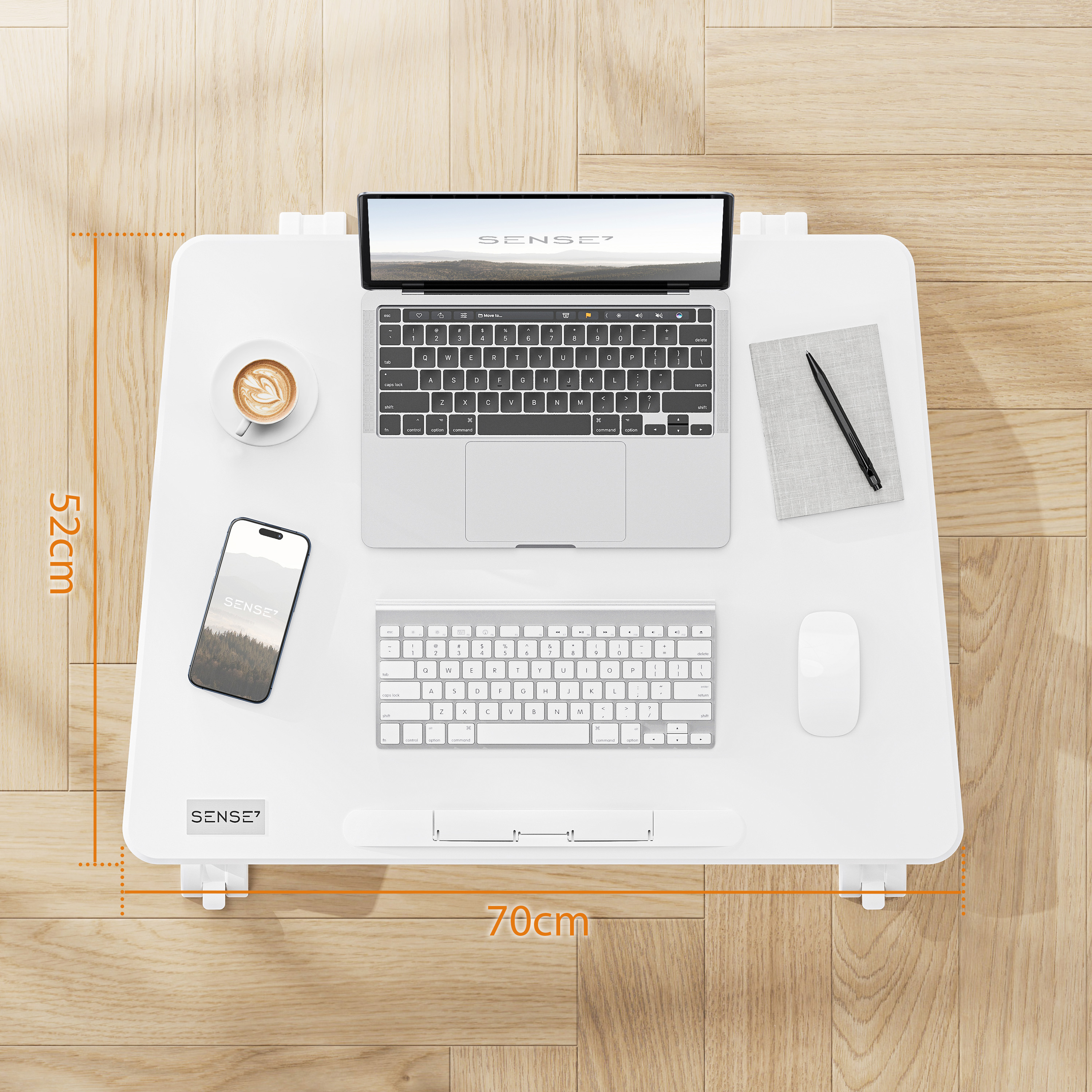 Draufsicht auf weißen, verstellbaren Schreibtisch mit Laptop, Kaffee, Telefon, Tastatur, Maus und Stift. Abmessungen: 52x70cm.