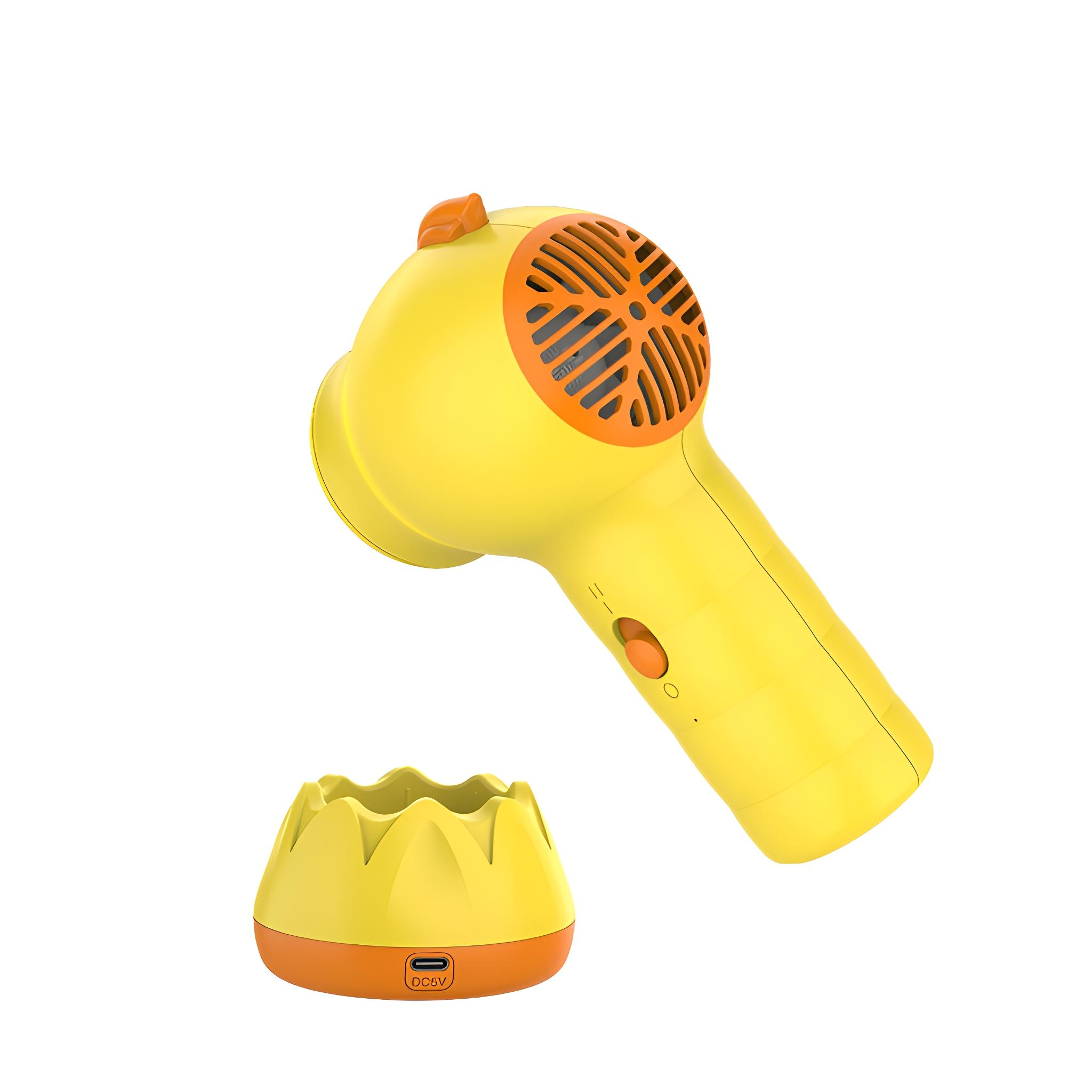Gelb-oranger Haartrockner mit Ständer. Er hat einen Ventilator und orangefarbene Akzente. Er ist auf weißem Hintergrund.