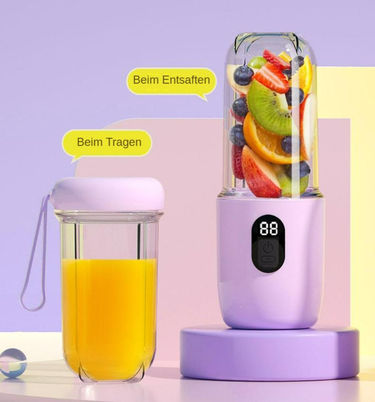 Ein Mixer mit einer Safttasse daneben. Der Mixer ist mit geschnittenem Obst gefüllt. Rosa und weißer Hintergrund.