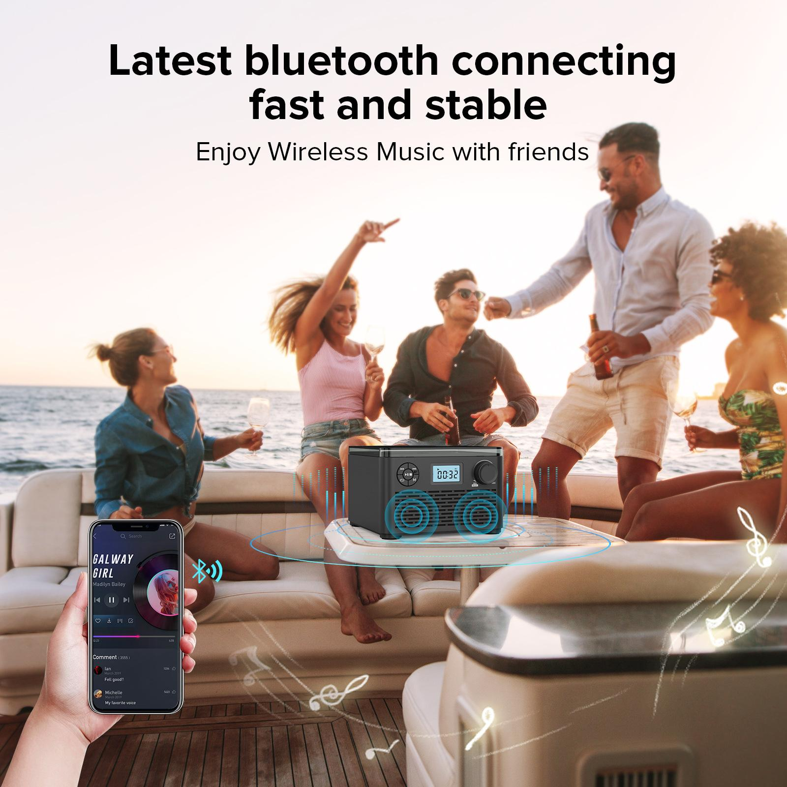 Gruppe von Leuten auf einem Boot mit einer schwarzen Boombox. Eine Person benutzt ein Telefon. Sie genießen Musik.