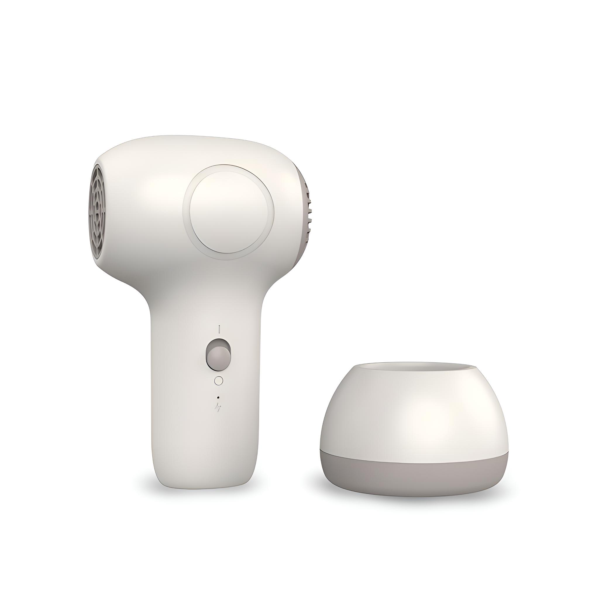 Ein weißer und grauer Haartrockner. Es steht auf einem weißen Sockel.