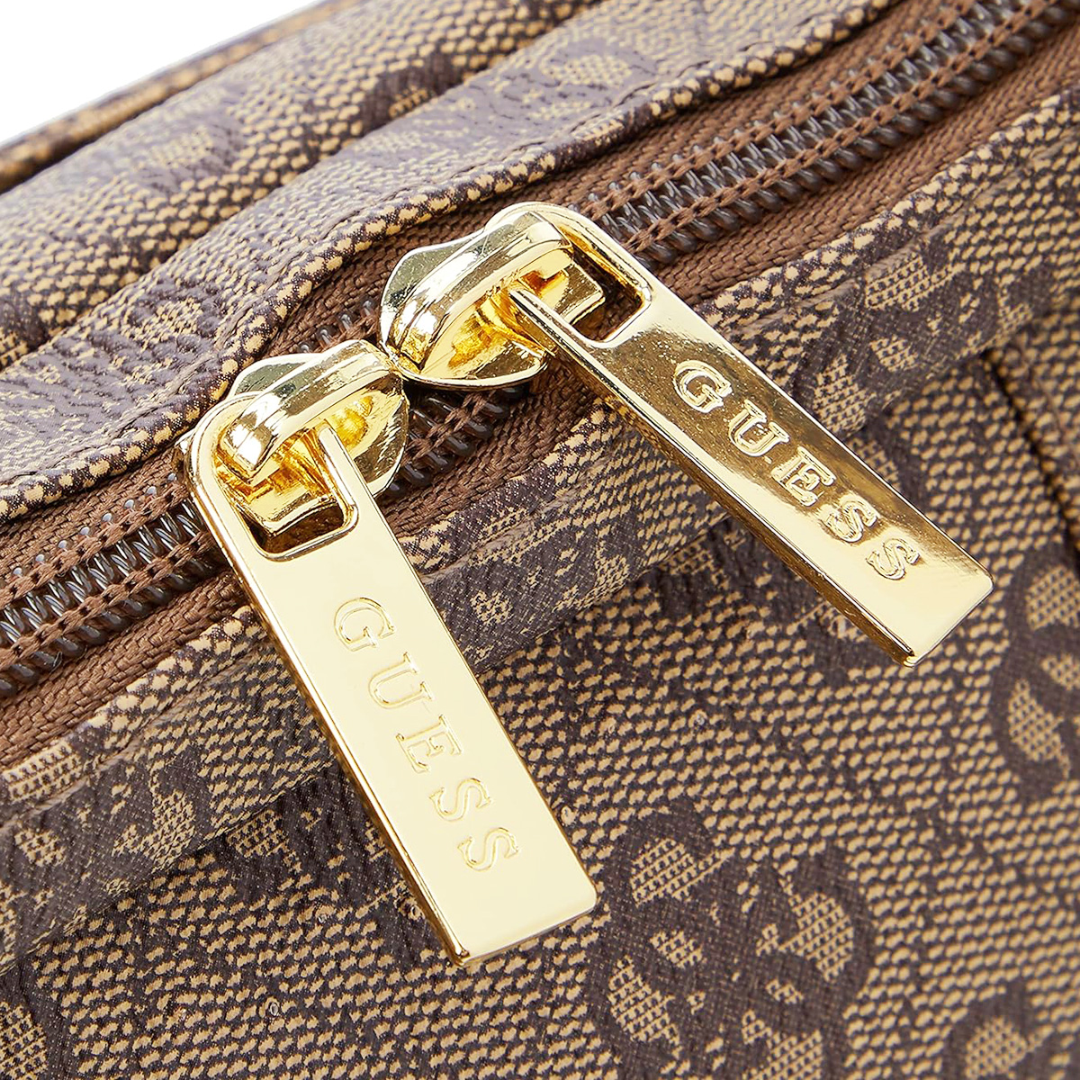 Zbliżenie na zamek błyskawiczny brązowej torby na laptopa Guess ze złotymi uchwytami zamka Guess.