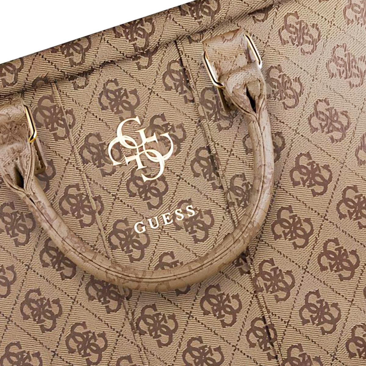 Zbliżenie na uchwyt brązowej torby na laptopa Guess. Torba ma powtarzający się wzór logo. Zamek błyskawiczny jest złoty.
