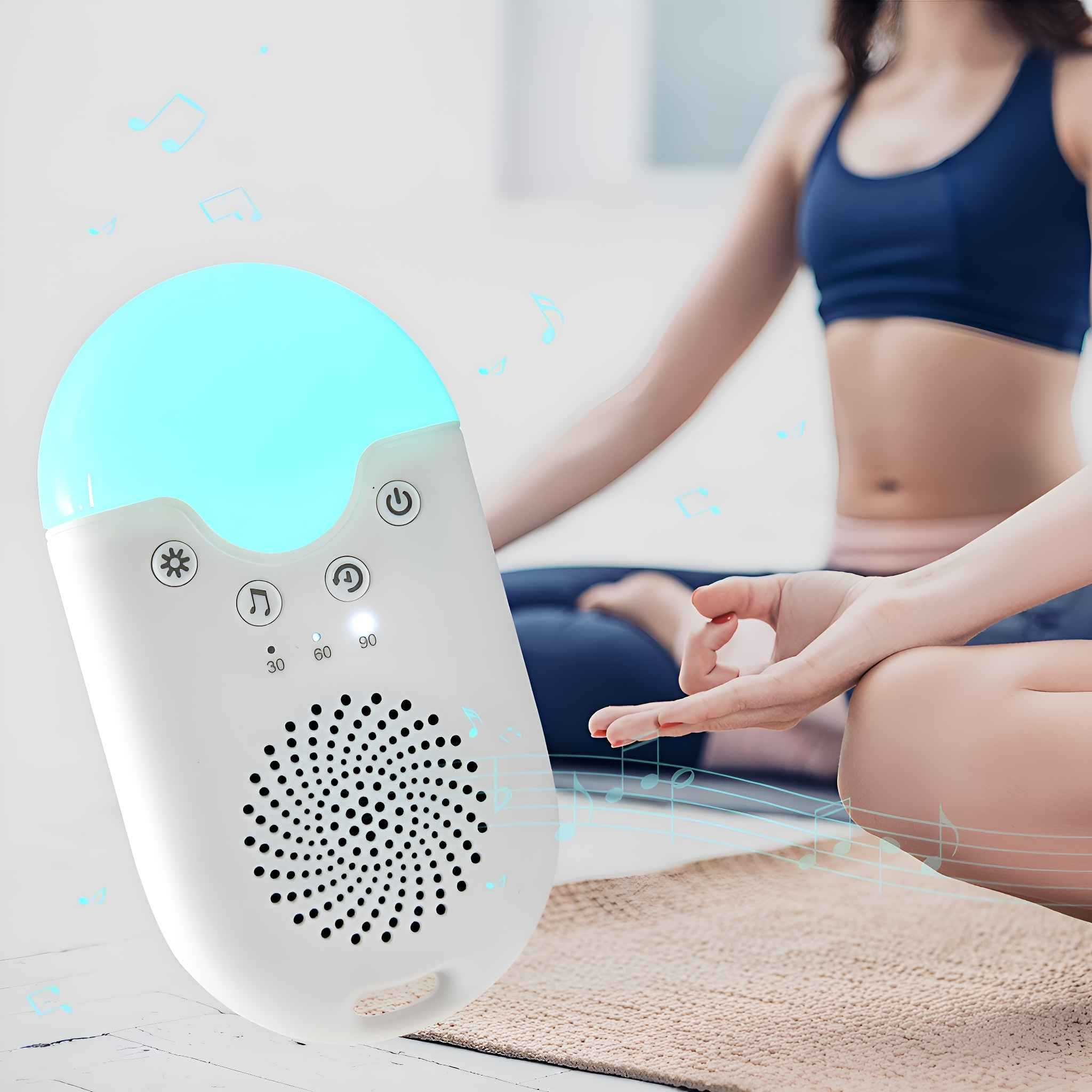 Eine Frau macht Yoga mit einer weißen Geräuschmaschine mit blauem Licht. Die Maschine hat Knöpfe und einen Lautsprecher.