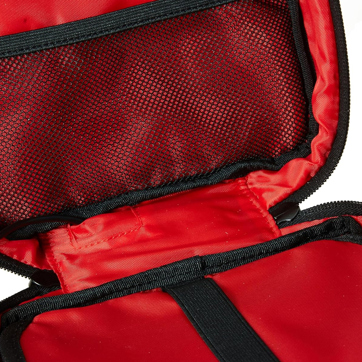 Roter Innenraum einer Tasche, mit Netztasche und kleinerer Tasche.
