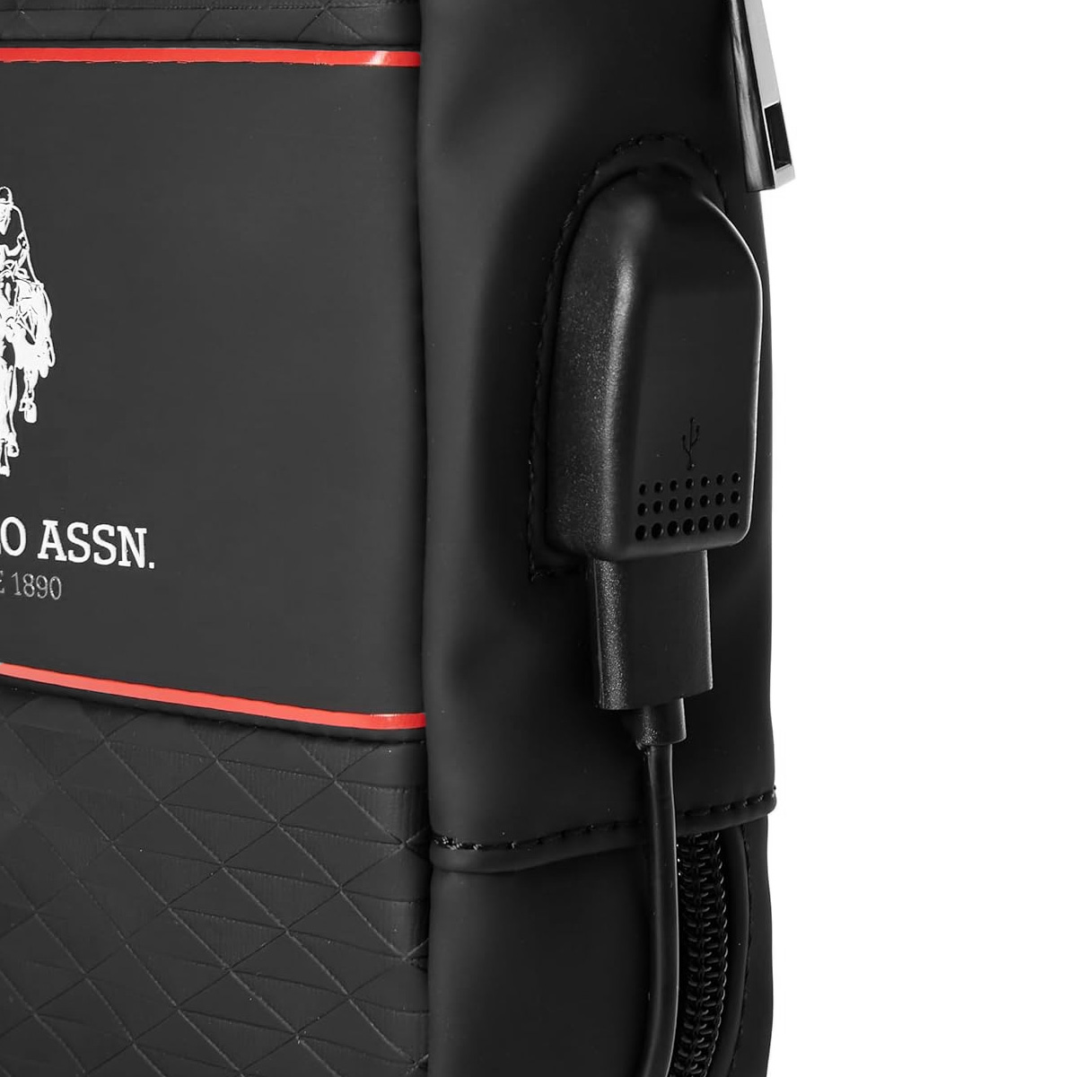 Nahaufnahme einer schwarzen Tasche mit rotem Rand, einem Ladeanschluss und einem US Polo Assn. Logo.