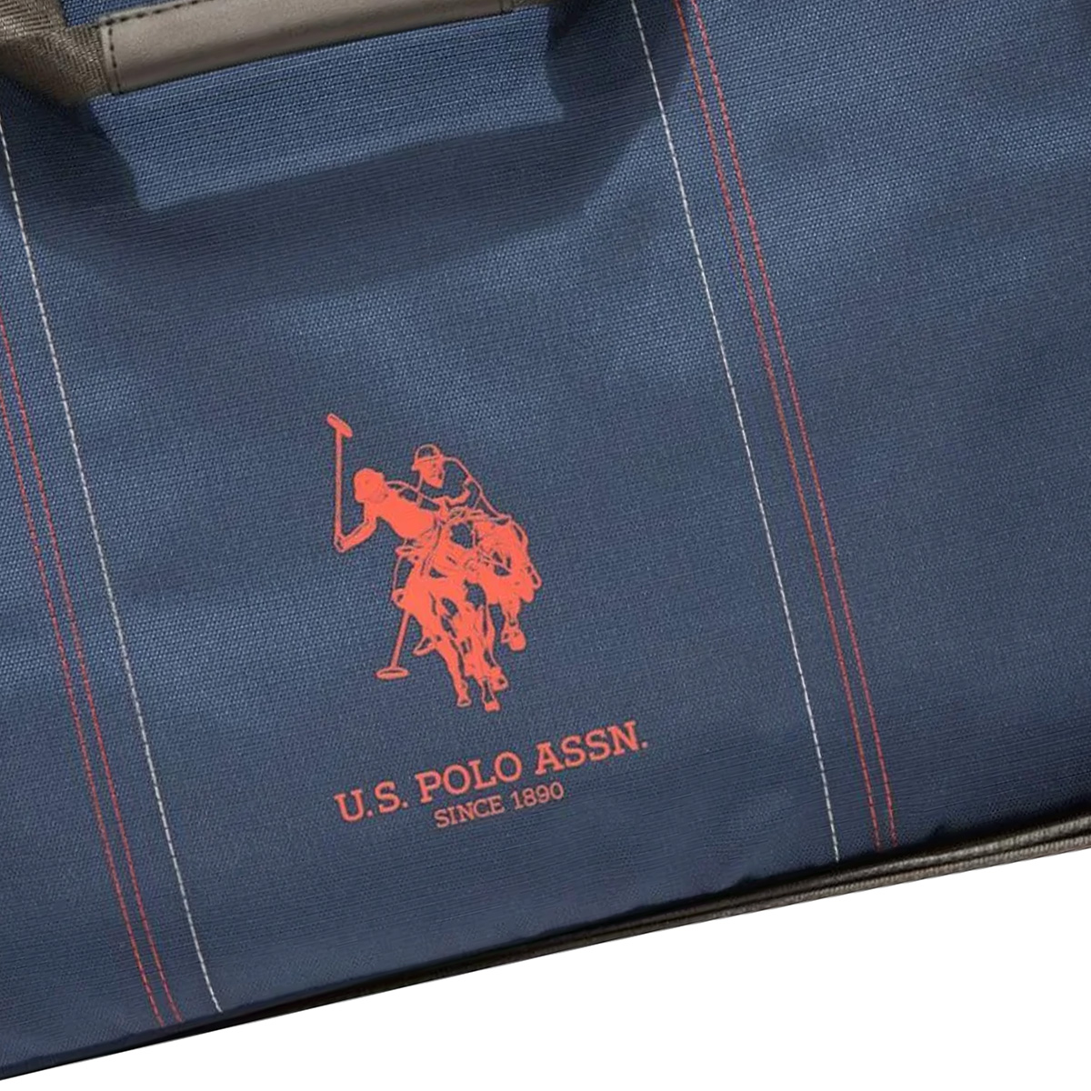 Primo piano di una borsa blu con logo U.S. Polo Assn, cuciture rosse.