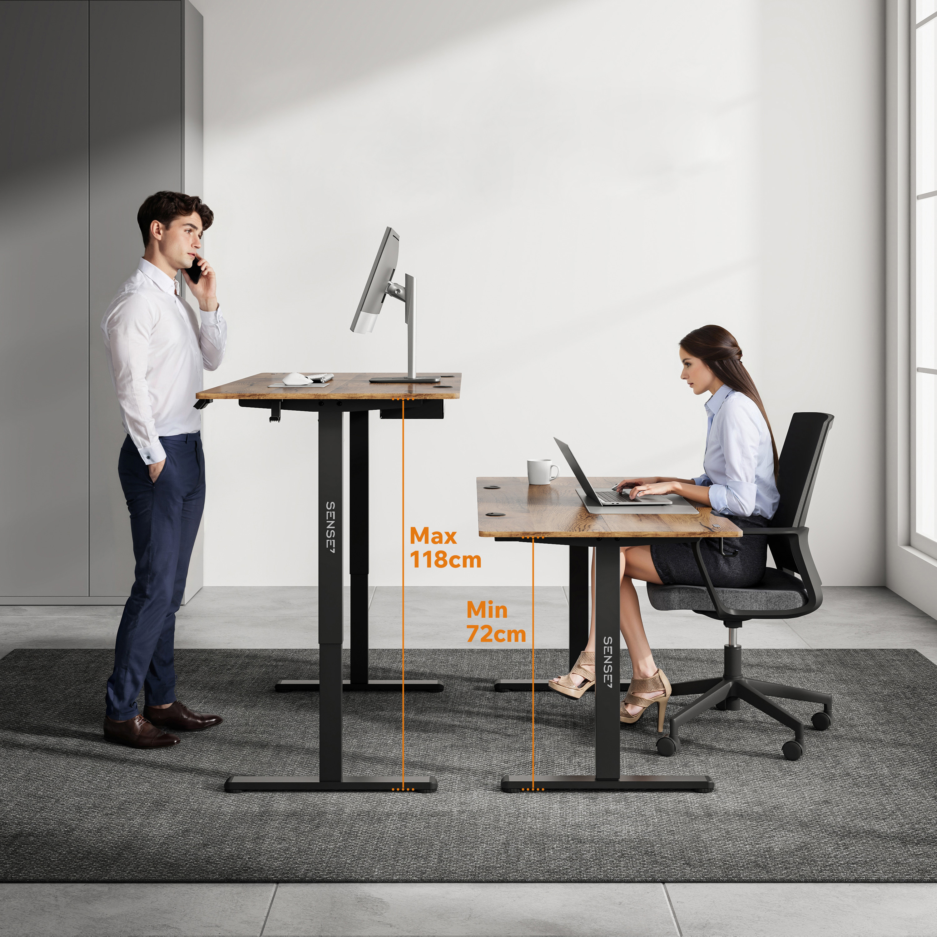 Personen arbeiten mit höhenverstellbaren Schreibtischen. Eine Person steht, die andere sitzt. Weißer Hintergrund.