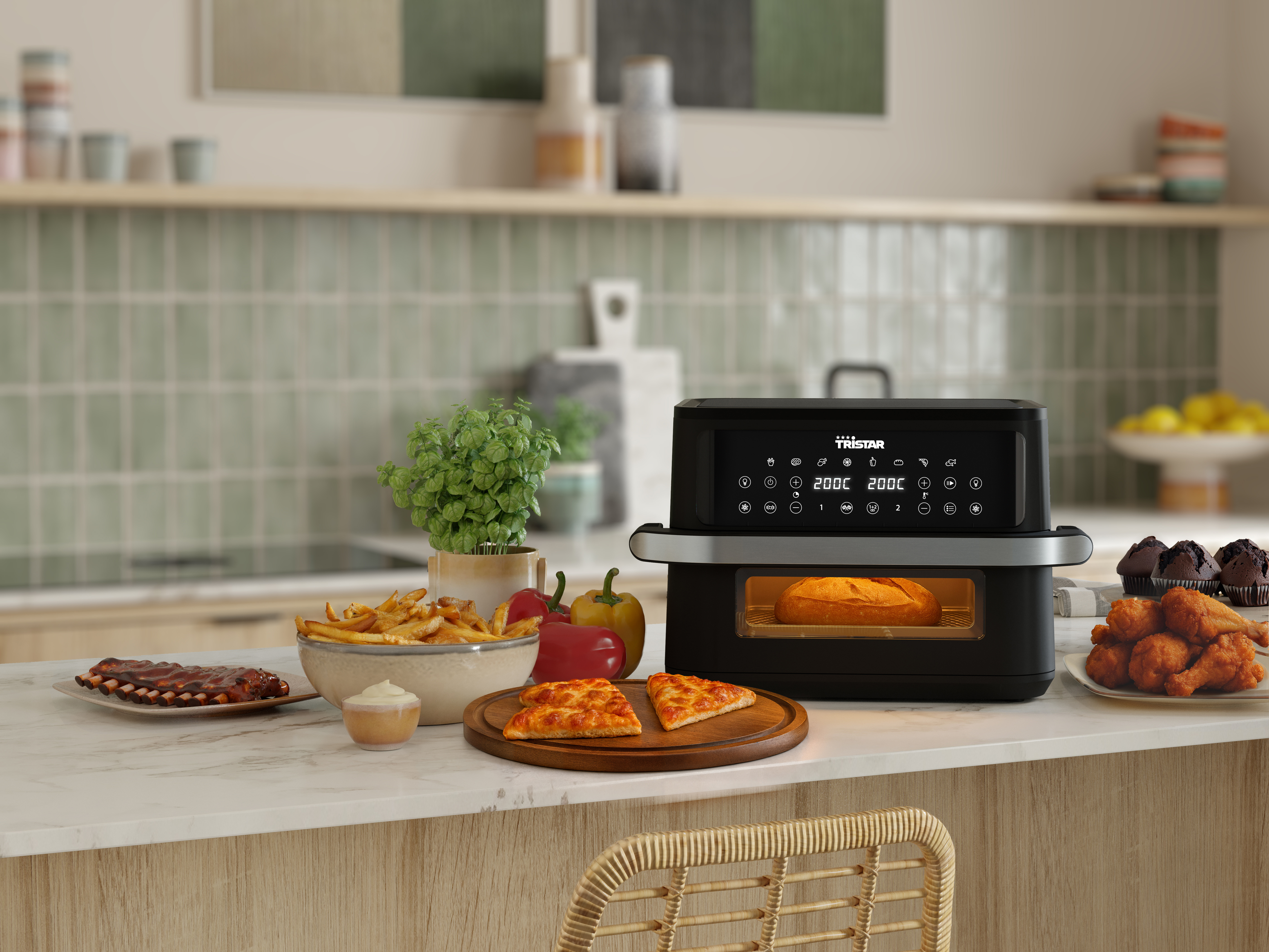 Una scena di cucina con una friggitrice ad aria e cibo preparato su un bancone. La friggitrice ad aria è sul bancone.