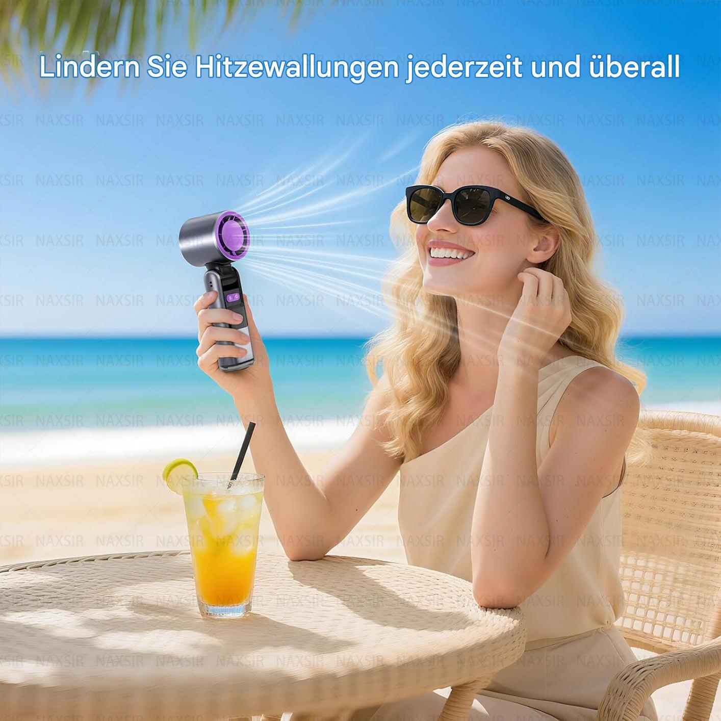 Eine Frau benutzt einen schwarz-lila Ventilator, während sie an einem Tisch sitzt. Text sagt "Hitzewallungen lindern".