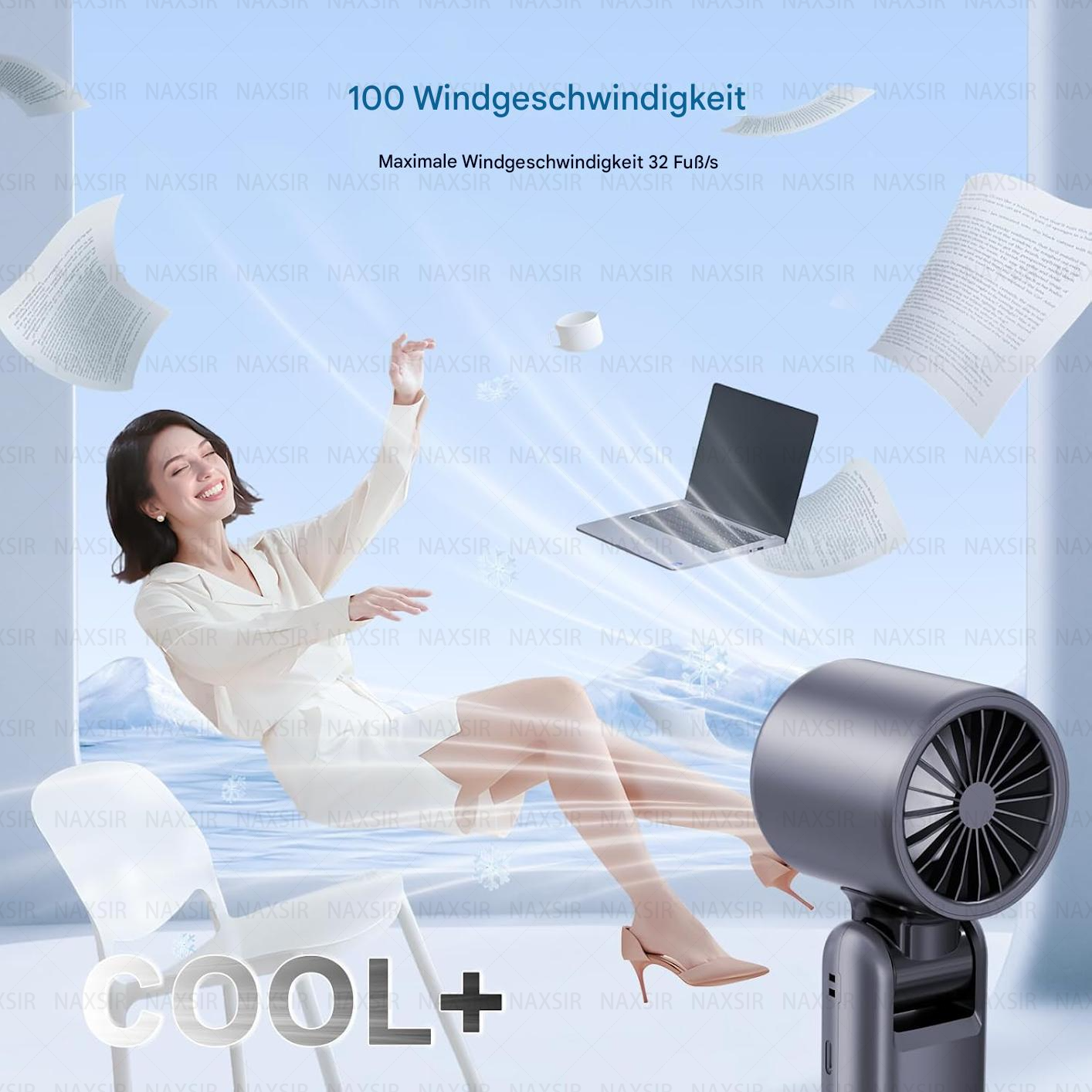 Eine Frau sitzt, während ein Ventilator Luft um sie herum bläst. Es gibt einen Laptop und Papiere, die in der Luft fliegen.