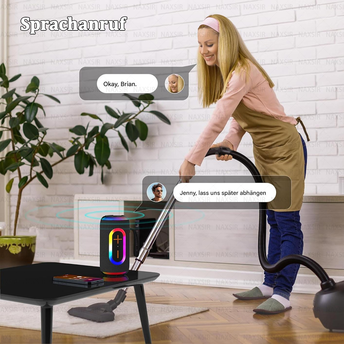 Eine Frau putzt mit einem Staubsauger und spricht mit jemandem über ein Smartphone, das mit einem Lautsprecher verbunden ist.