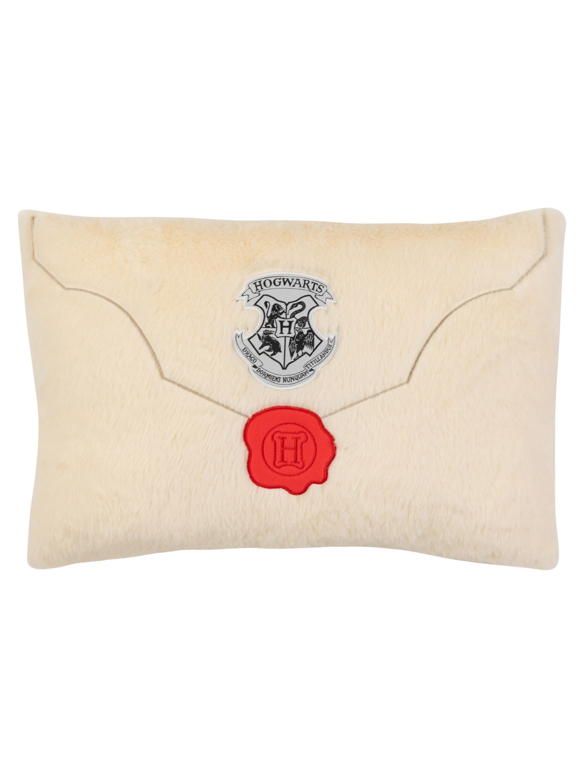 Cremefarbenes Kissen in Form eines Umschlags. Es hat das Hogwarts-Wappen und ein rotes Siegel.