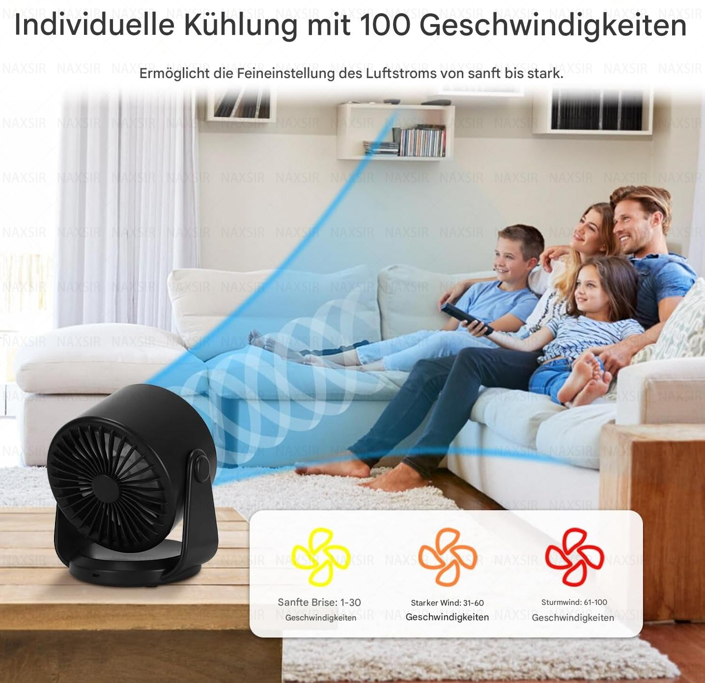 Familie auf der Couch, ein Ventilator bläst Luft. Der Ventilator hat drei Modi.