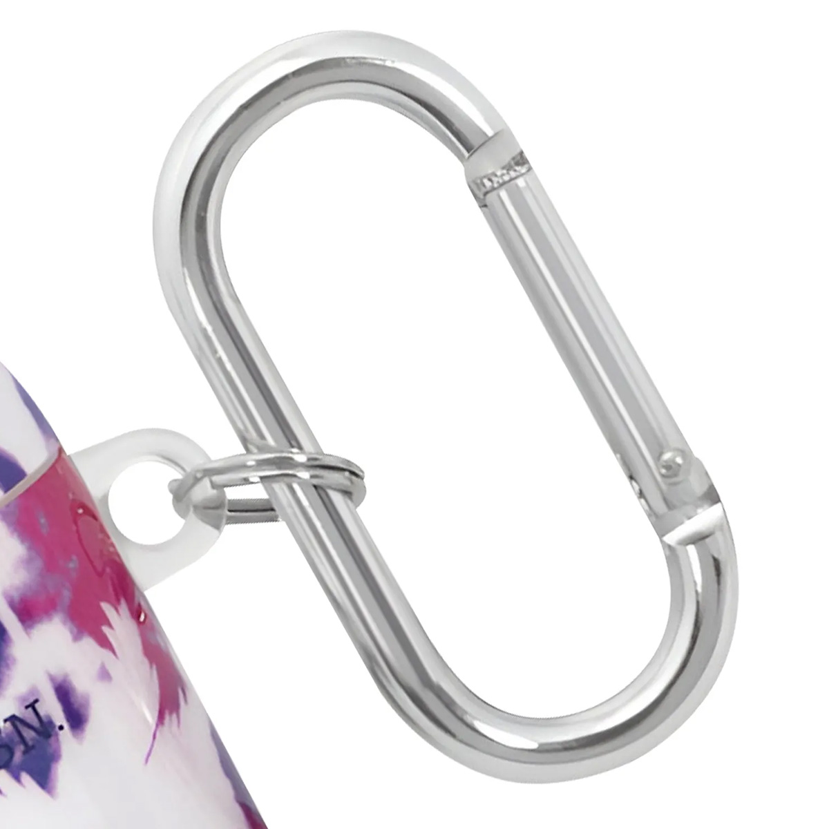 Primer plano de un mosquetón plateado sujeto a una funda para AirPods tie-dye blanca y rosa.
