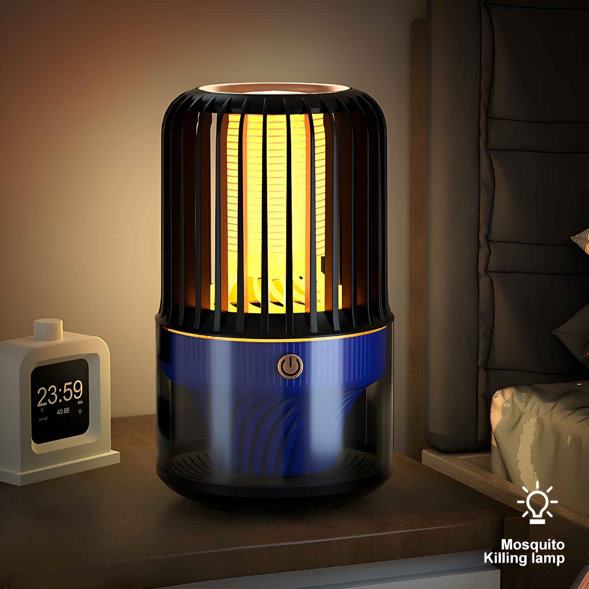 Eine Mückenvernichtungslampe auf einem Nachttisch, die den Raum beleuchtet. Die Lampe hat ein gelbes Licht und einen blauen Sockel. Eine Uhr ist sichtbar.