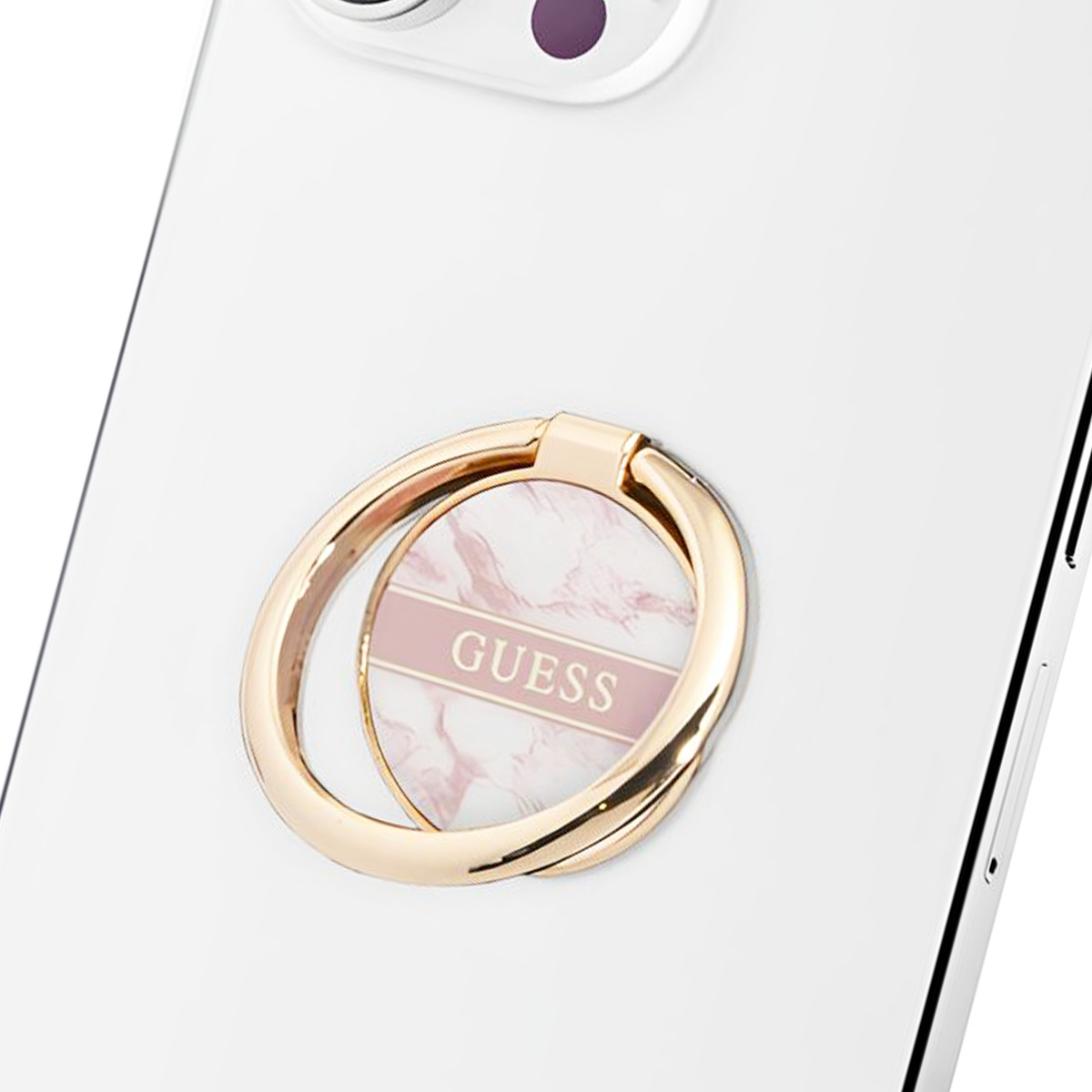 Support de bague Guess sur téléphone blanc. Anneau doré, logo sur marbre rose.