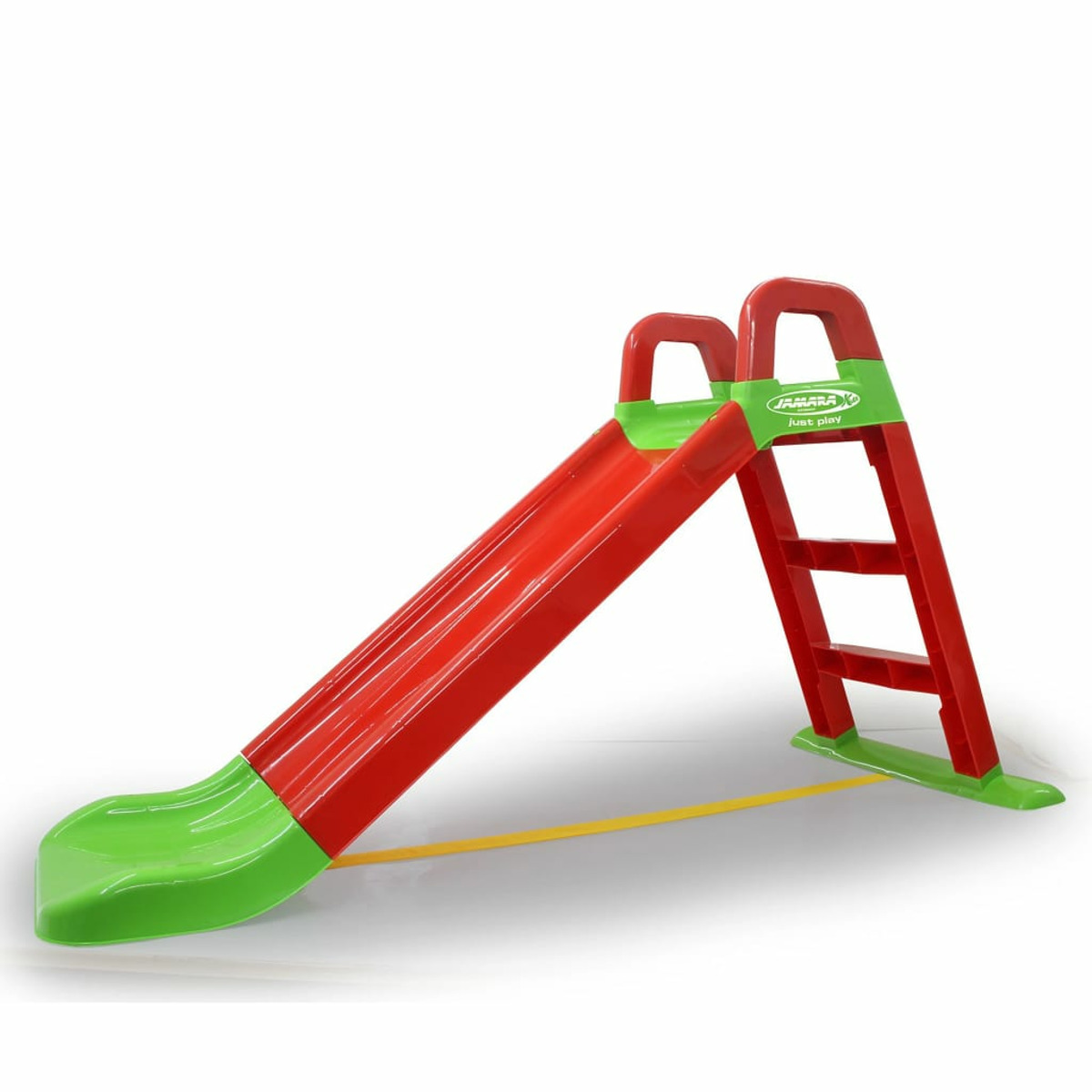 Eine rote und grüne Plastikrutsche für Kinder, mit Stufen und einem gebogenen Rutschbereich. Isoliert.