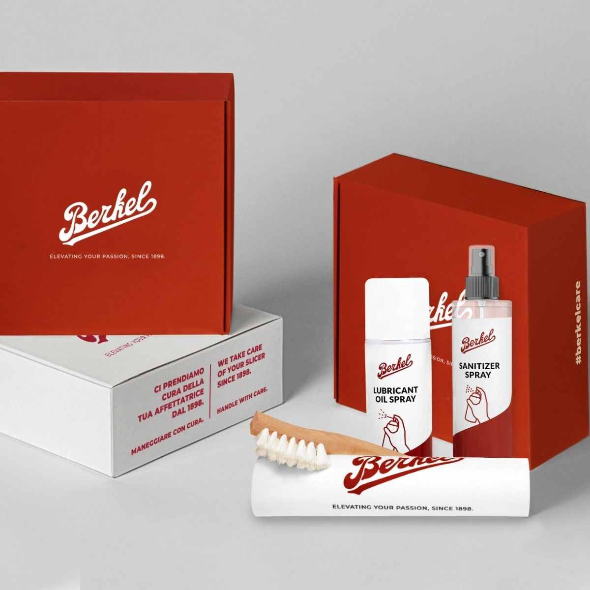 Scatole rosse e bianche con prodotti per la pulizia. I prodotti sono lubrificante, spray per olio e disinfettante.
