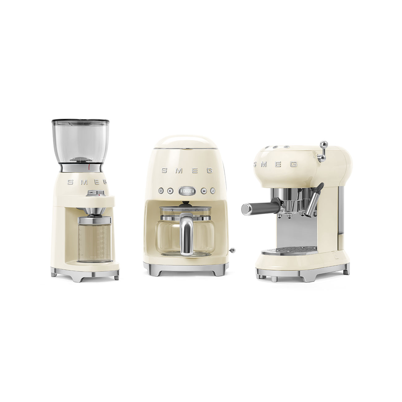 Tres máquinas de café Smeg: molinillo, cafetera de goteo y máquina de espresso, todas en color crema claro.