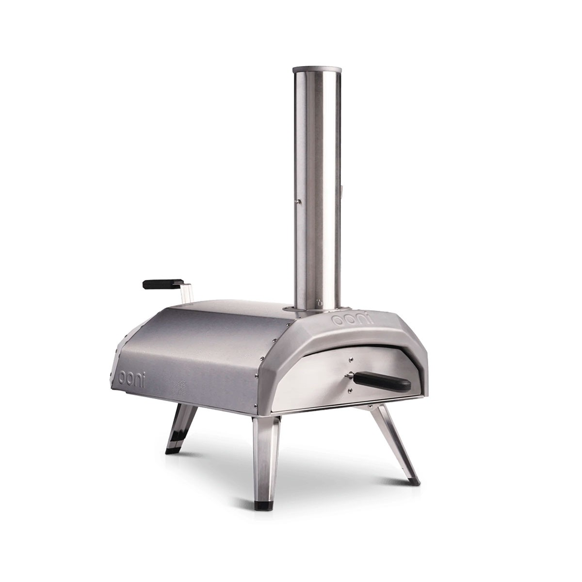 Un forno per pizza Ooni in acciaio inossidabile su sfondo bianco, con camino e gambe.