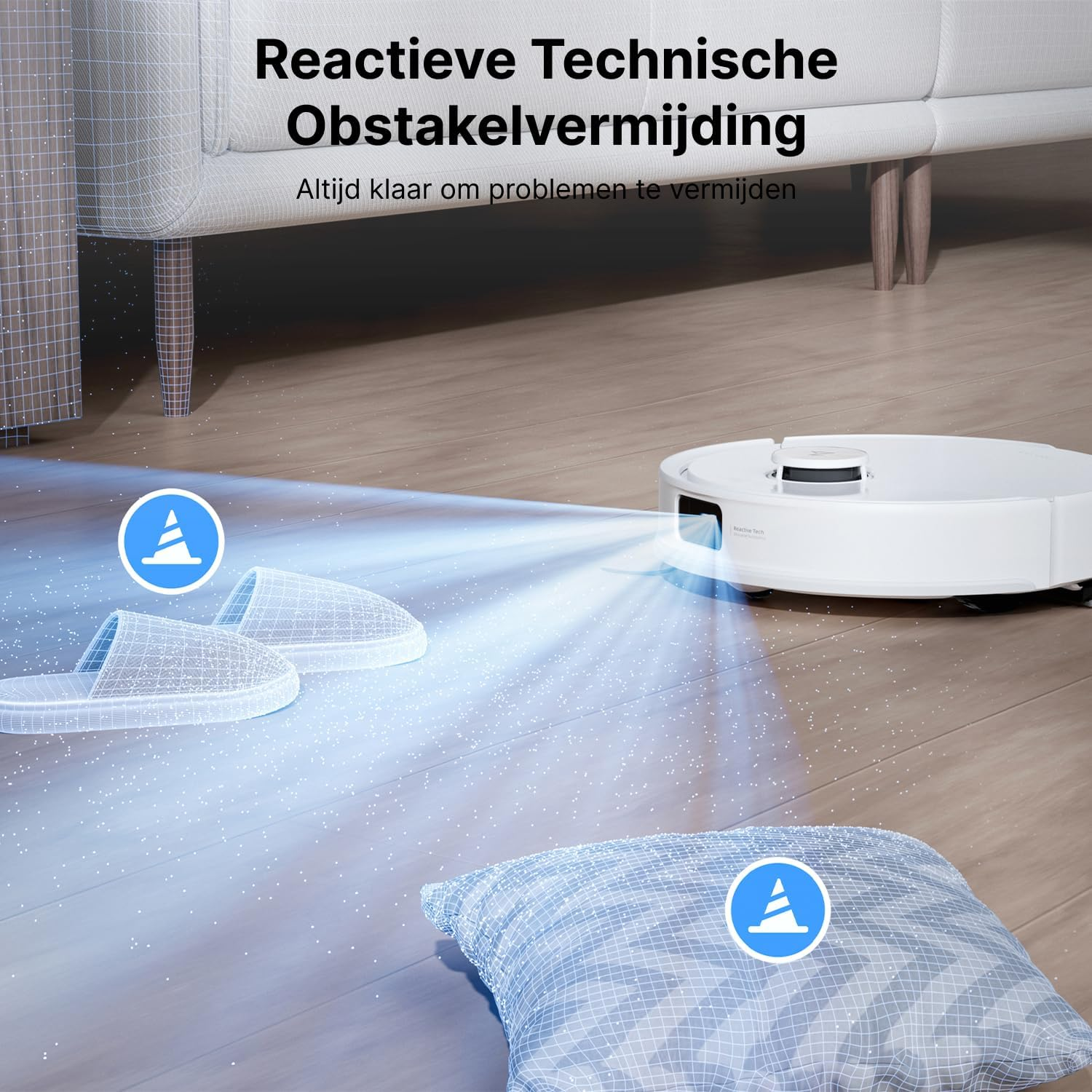 Een robotstofzuiger vermijdt obstakels zoals pantoffels en een kussen op een houten vloer.