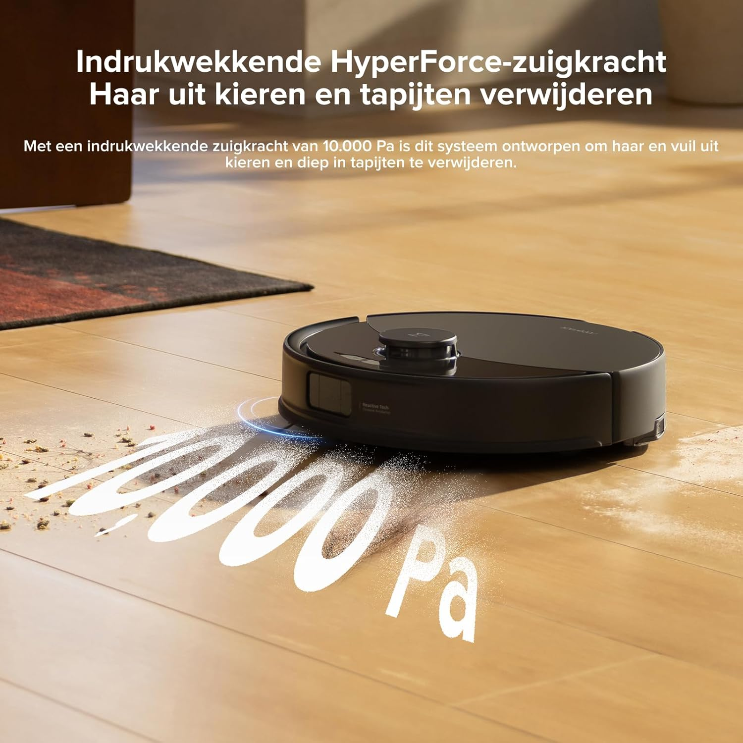 Un robot aspirateur noir sur un plancher en bois avec le texte "10000 Pa" en blanc.