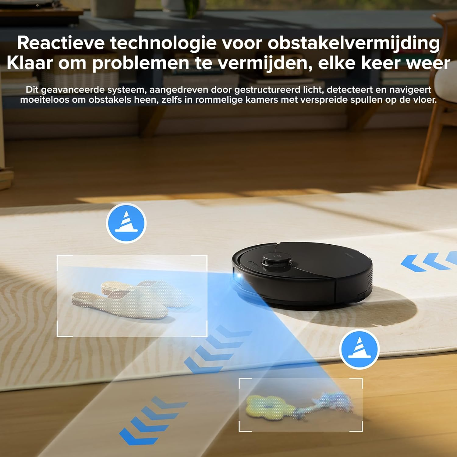 Un robot aspirateur sur un tapis clair, avec des flèches bleues indiquant son chemin.