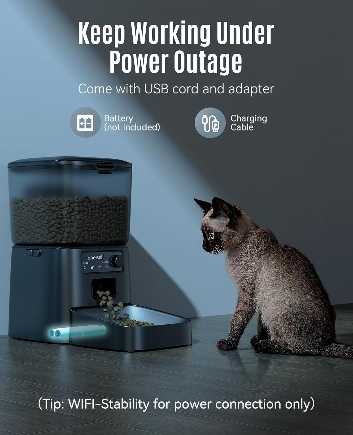 Kot siedzi obok dozownika karmy dla zwierząt z kablem ładującym i granulkami karmy.