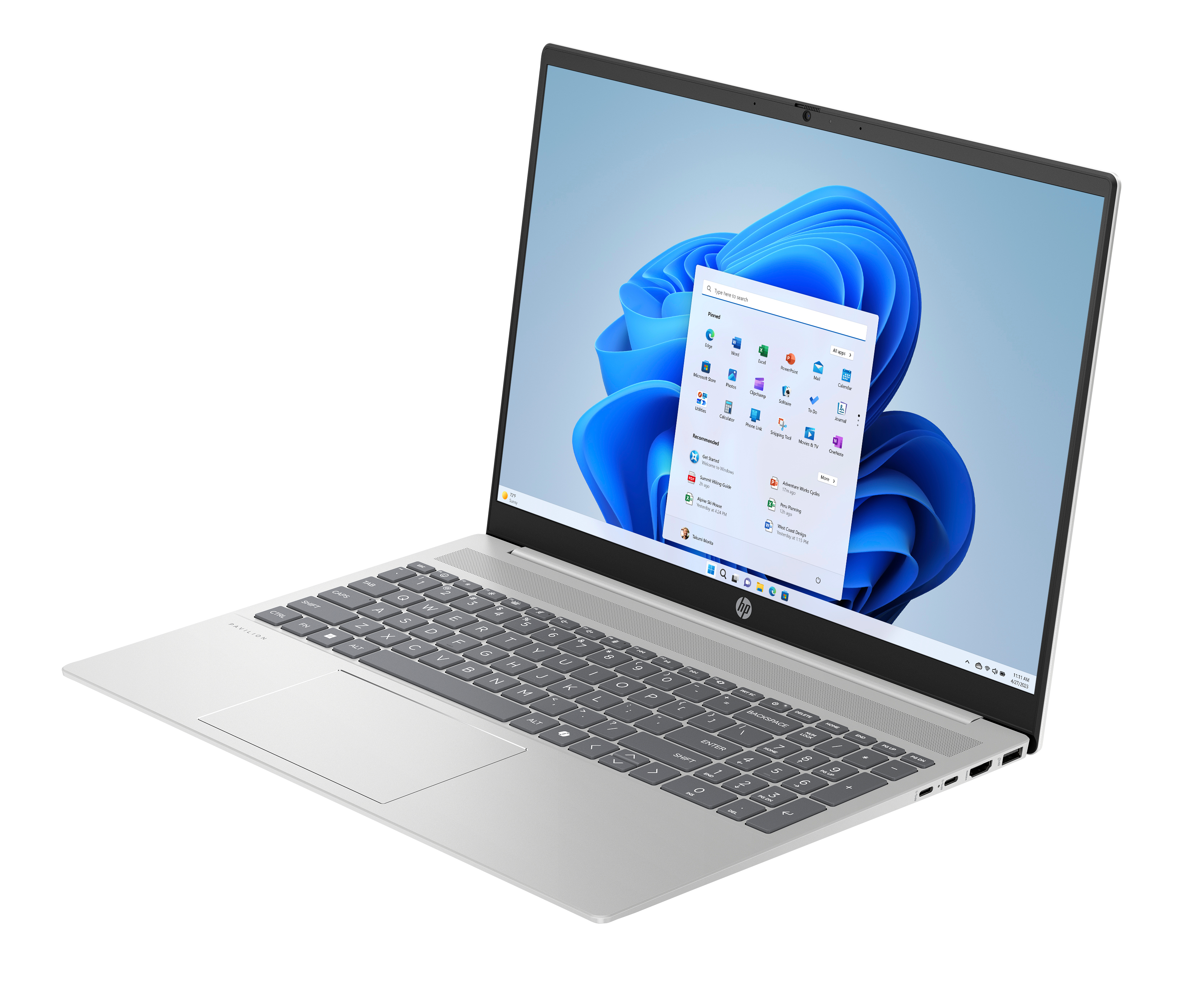 Un laptop argentato con uno schermo luminoso che mostra un'interfaccia Windows 11.