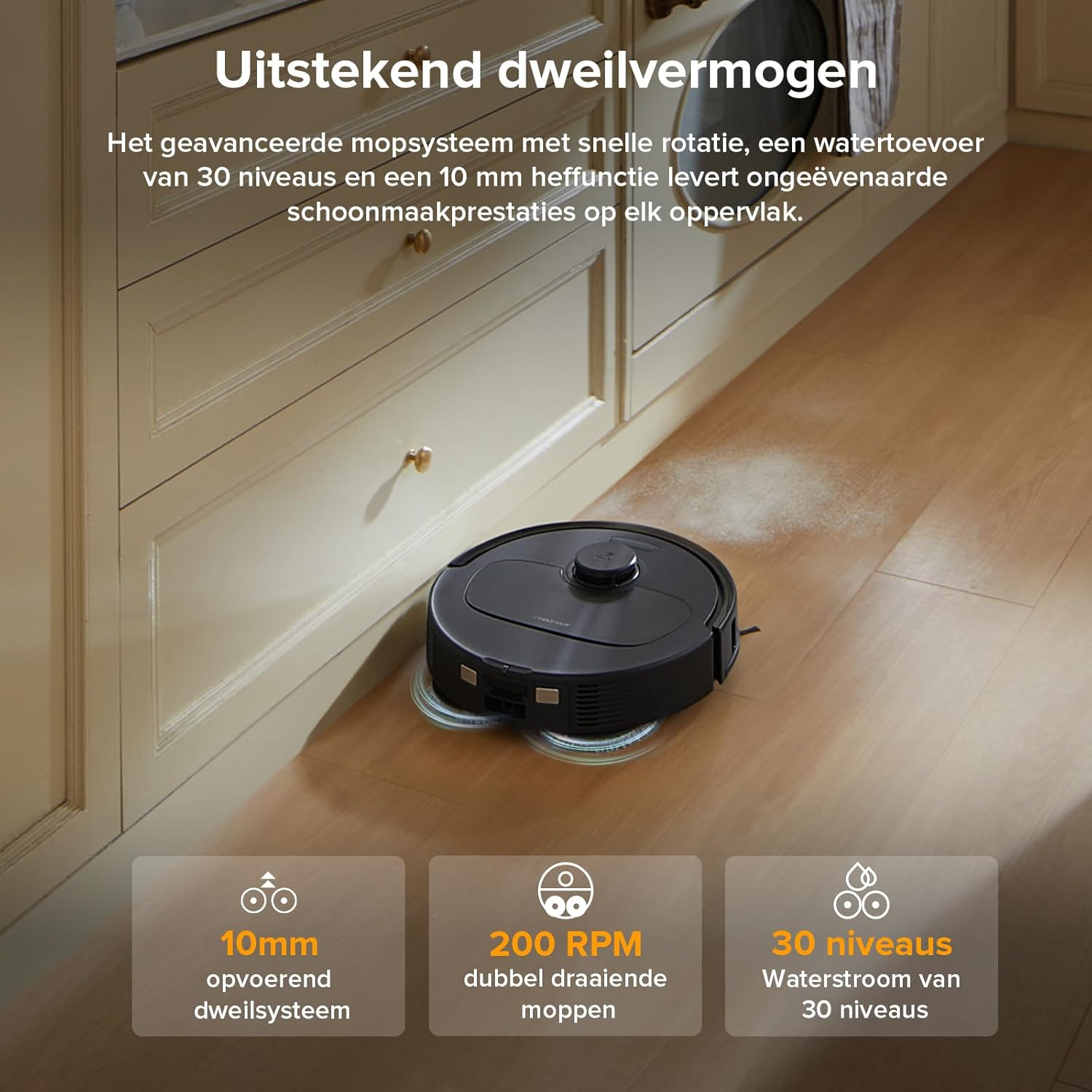 Un robot aspirateur sur un plancher en bois nettoyant avec deux serpillères rotatives.
