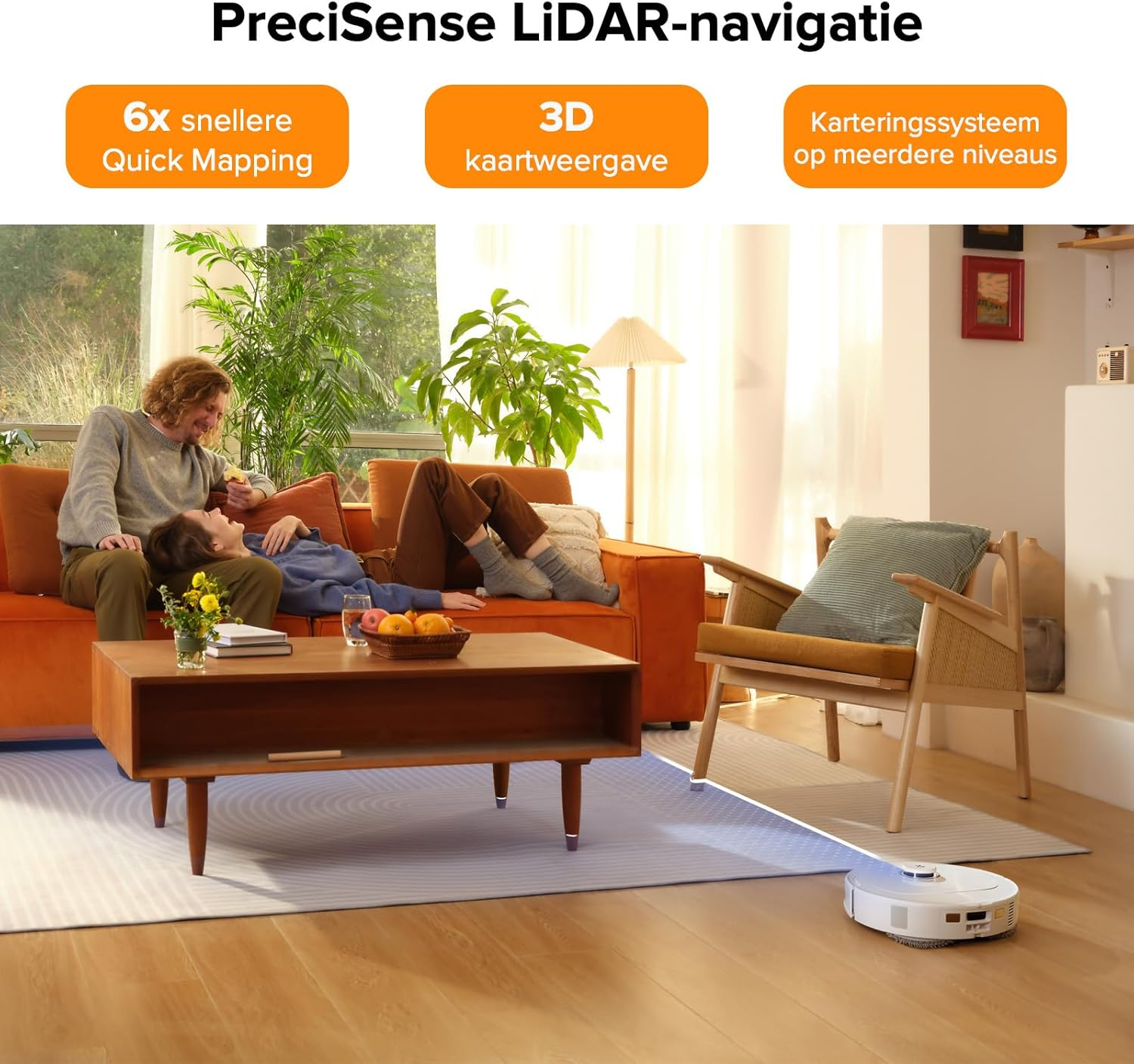 Un couple assis sur un canapé, un robot aspirateur nettoyant le sol.