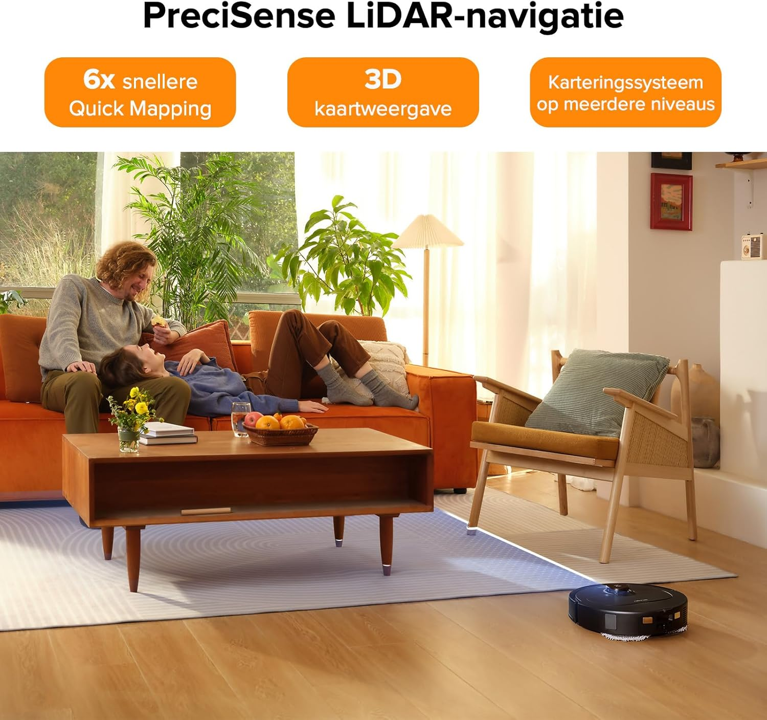 Un couple assis sur un canapé, un robot aspirateur noir nettoyant le sol.