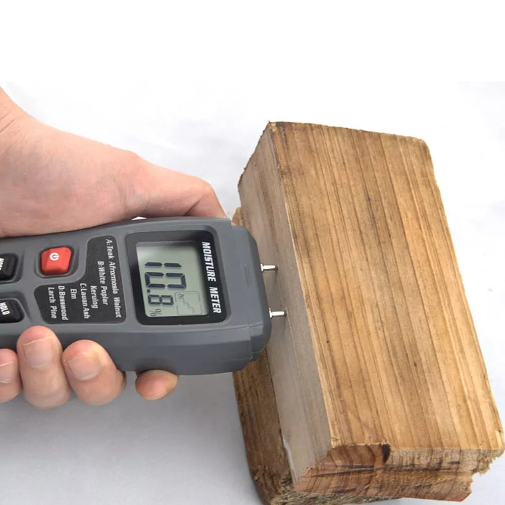 Ein Holzfeuchtigkeitsmessgerät misst 10,8% auf einem Holzstück, das von einer Hand gehalten wird.