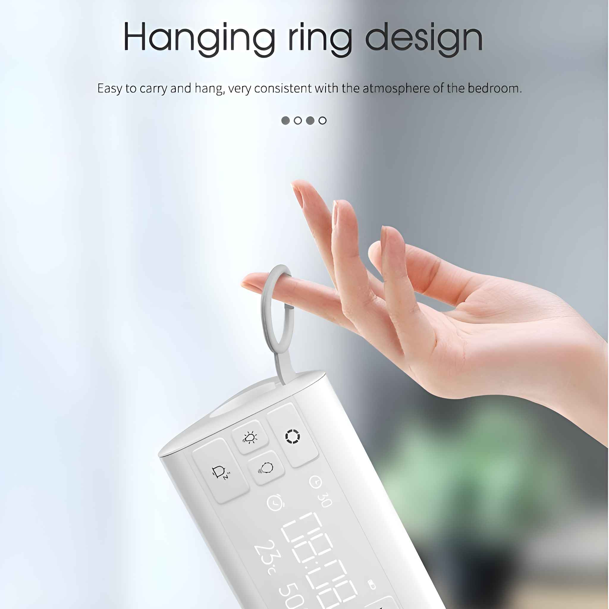 Hand hält einen weißen Wecker mit einem Aufhängering-Design.
